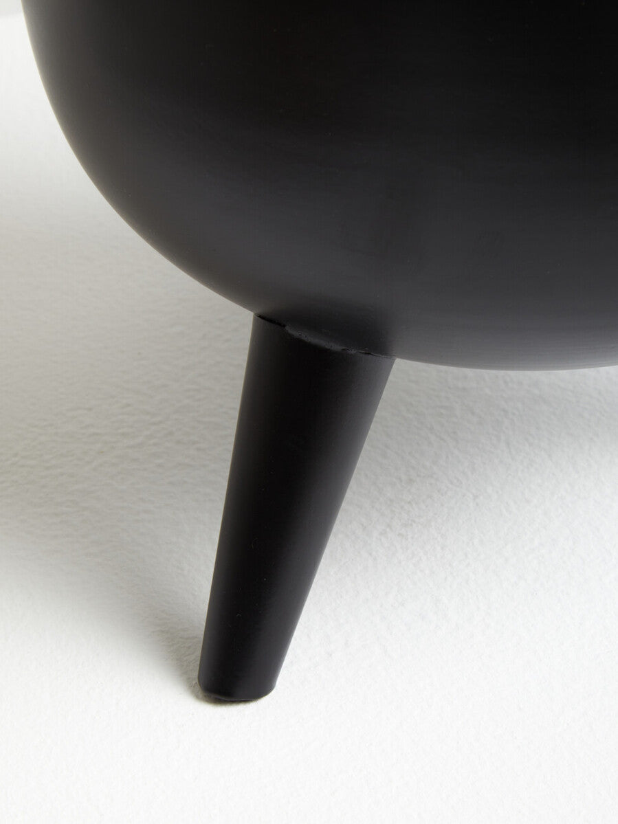 Black Vase | Alina