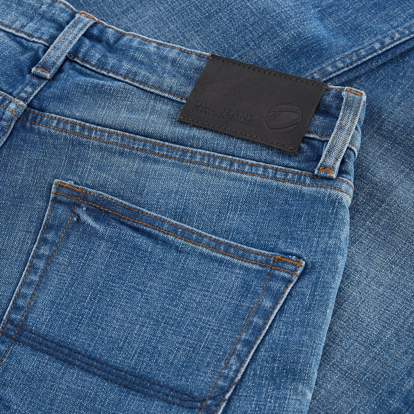 Alaska straight fit Jeans In Mid Blue