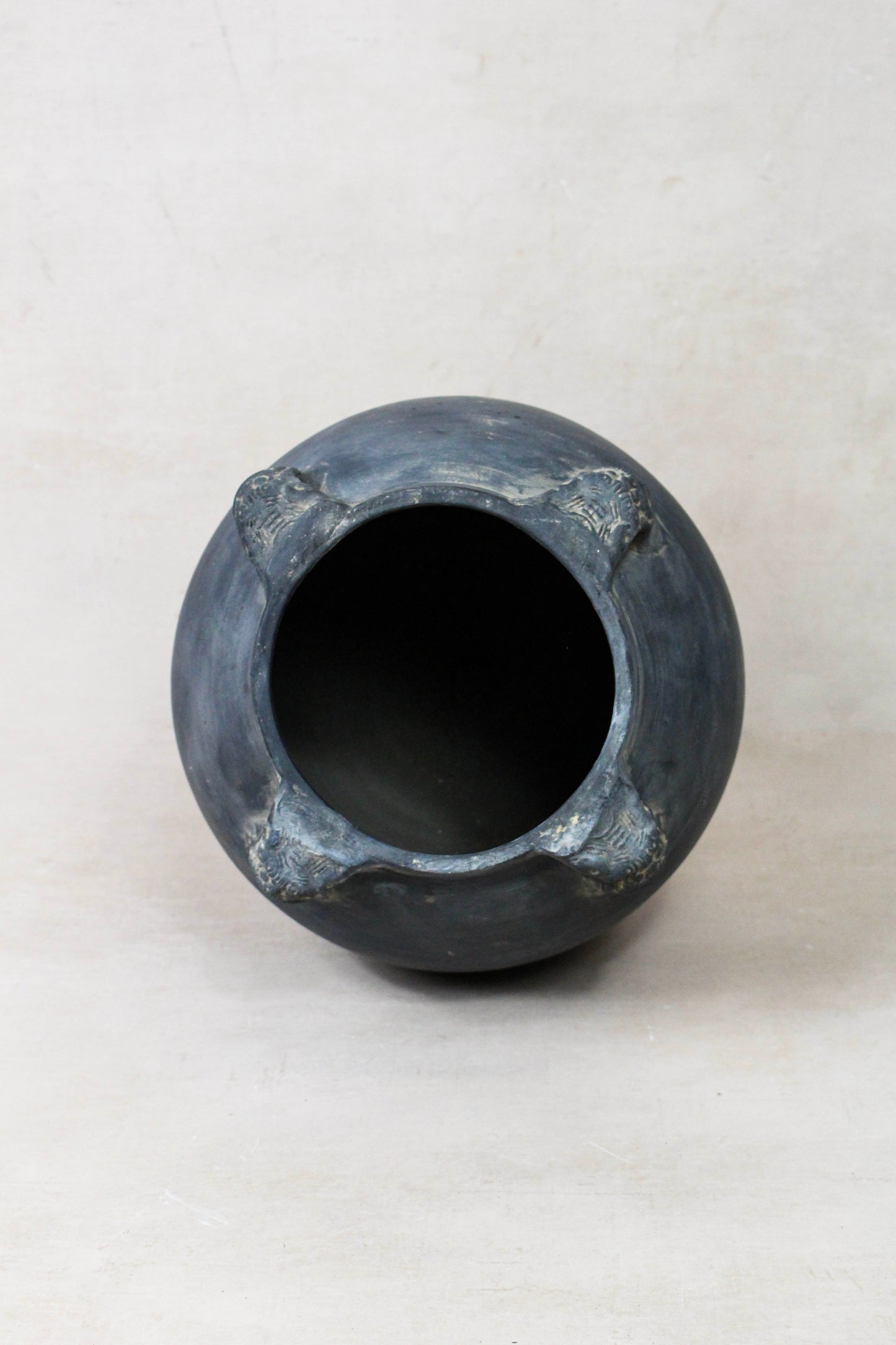 Vintage Lion Ears Dark Pot - DE.19