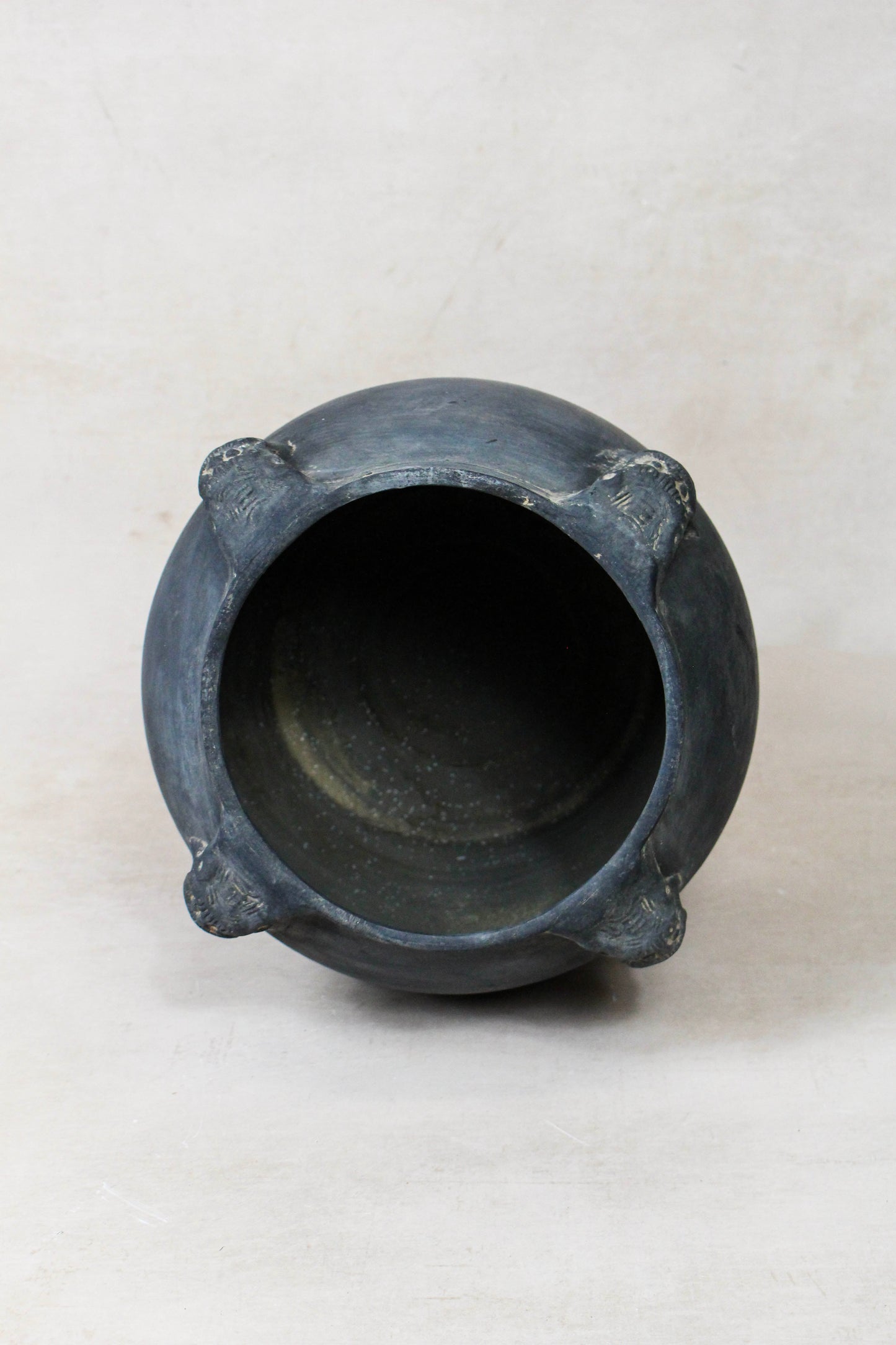 Vintage Lion Ears Dark Pot - DE.20