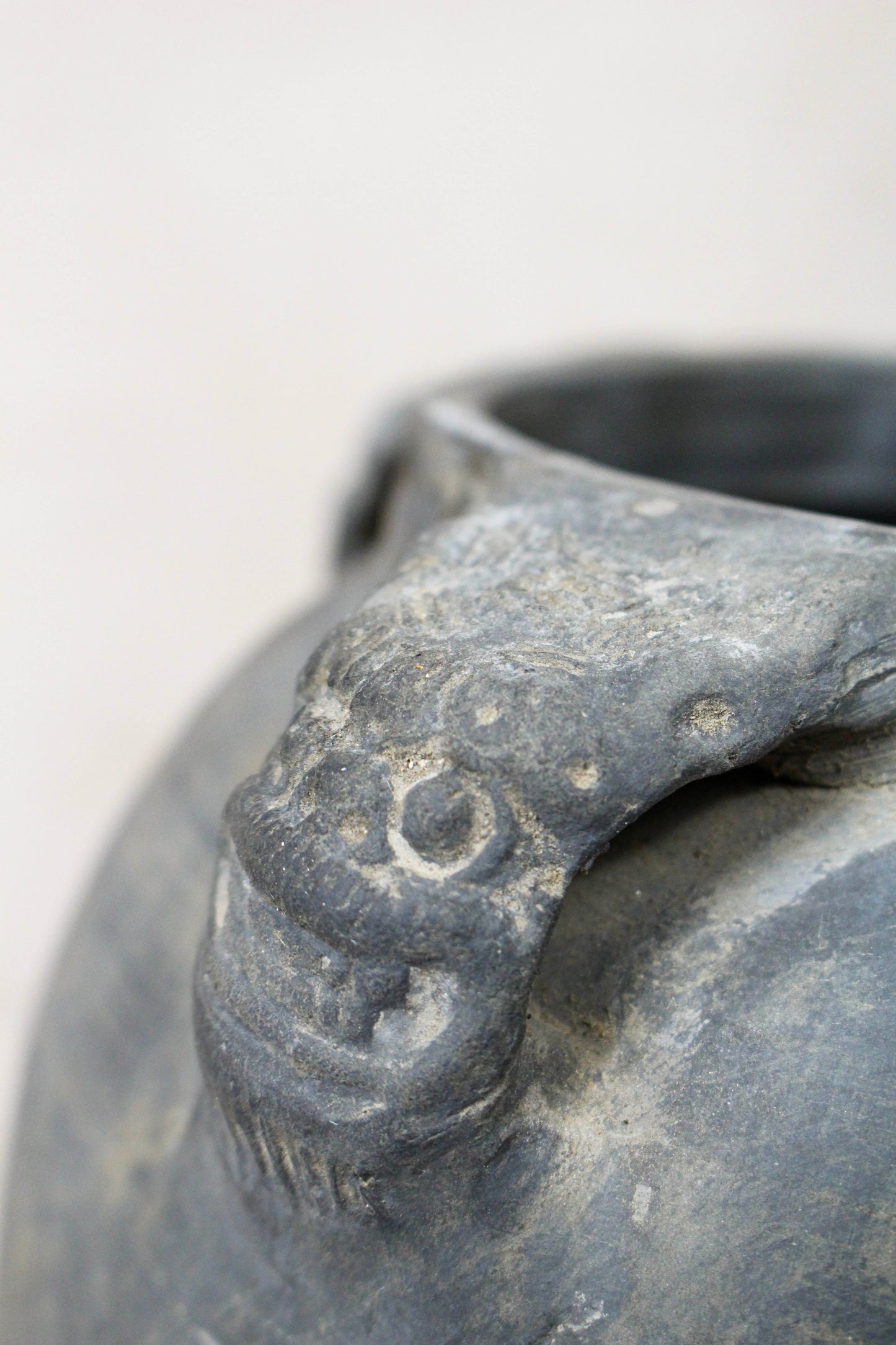 Vintage Lion Ears Dark Pot - DE.23