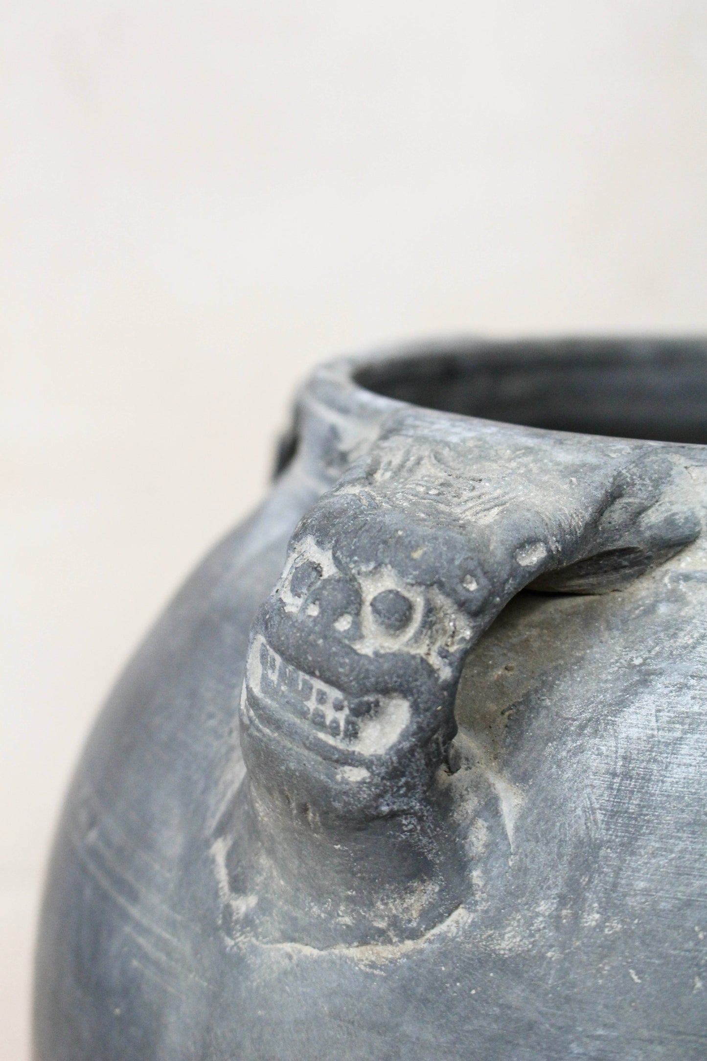 Vintage Lion Ears Dark Pot - DE.24