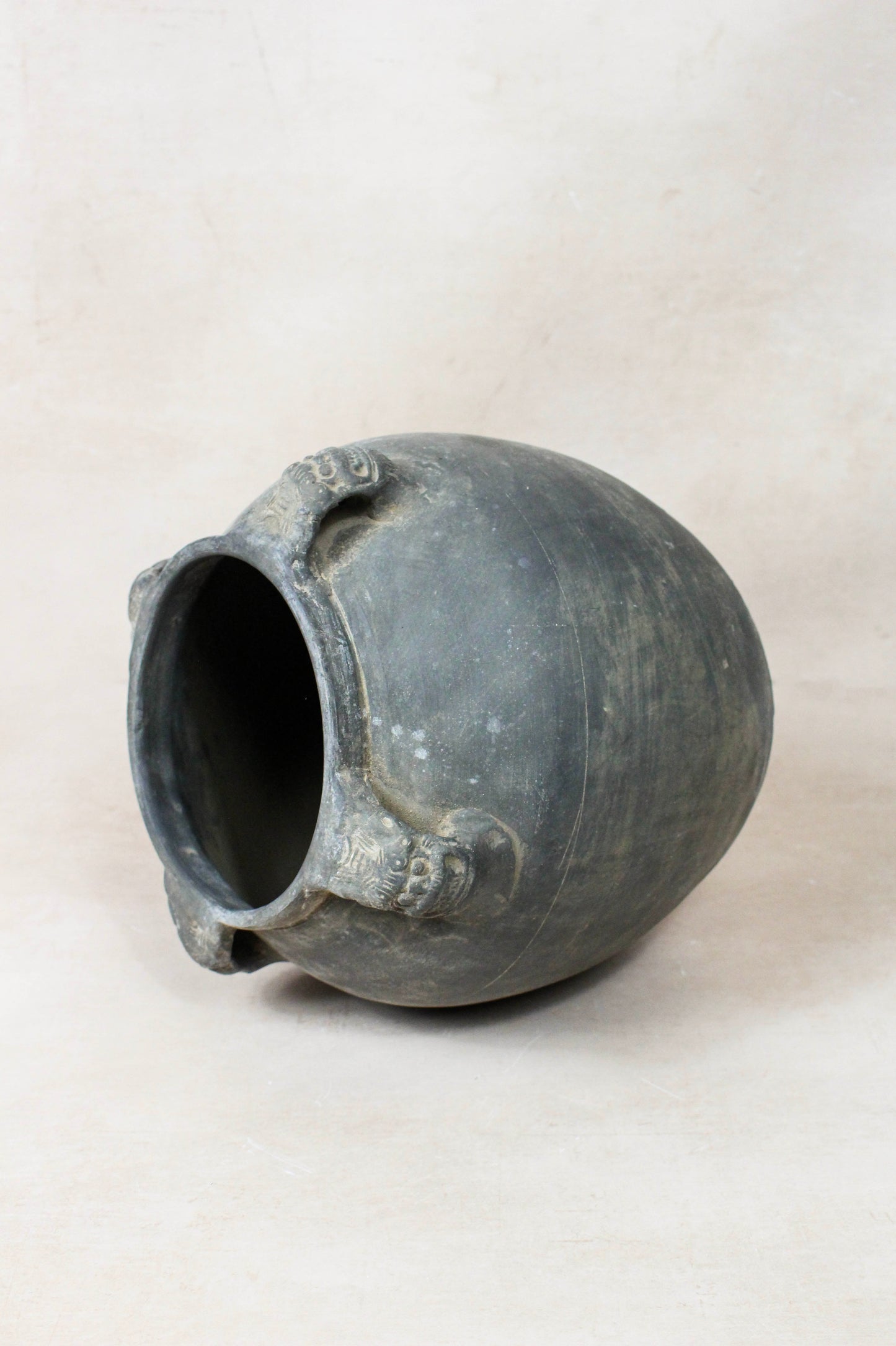 Vintage Lion Ears Dark Pot - DE.31