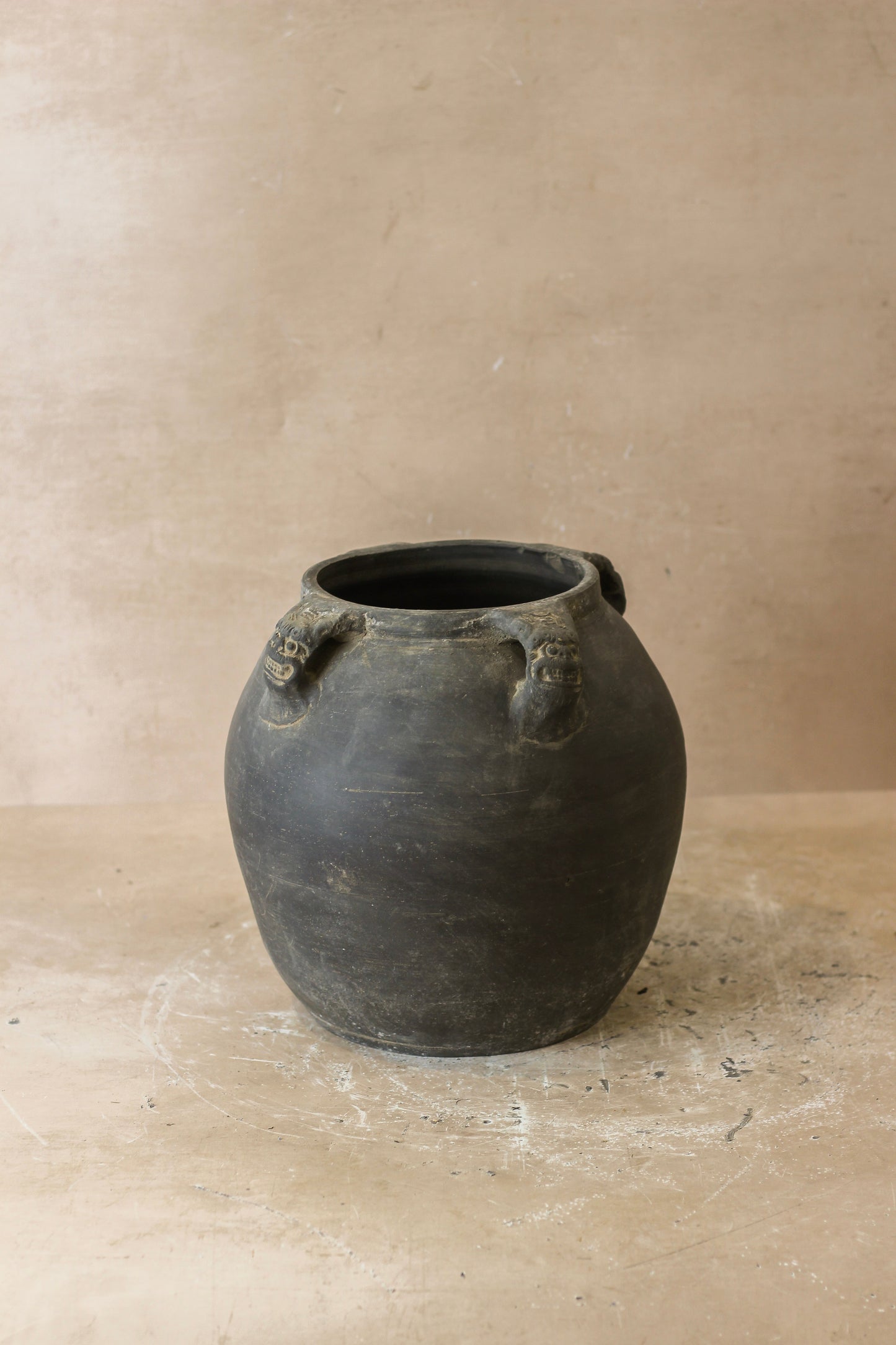 Vintage Lion Ears Dark Pot - De4.10