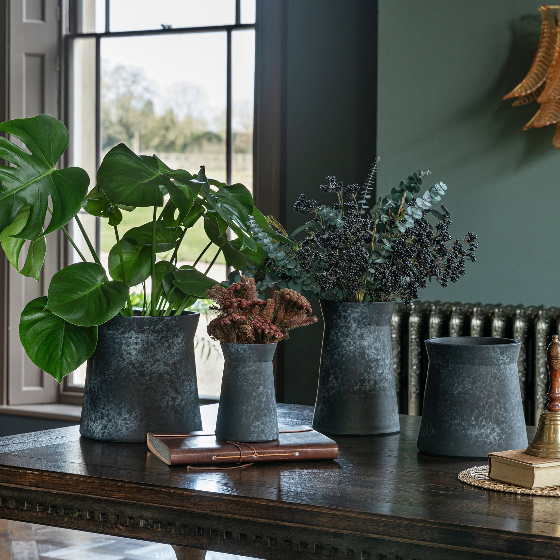 TheFoalyard Ivyline Kew Royal Botanic Gardens Handthrown Planters & Vases Basalt