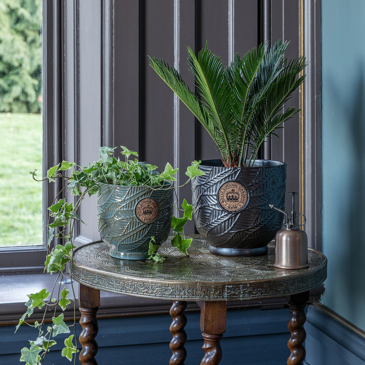 TheFoalyard Ivyline Kew Royal Botanic Gardens Leaf Embossed Charcoal Cork Planter