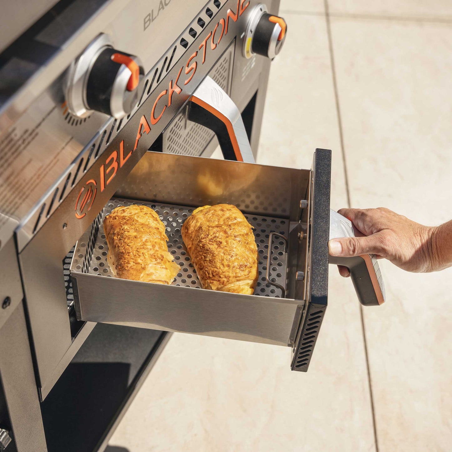The Foalyard Blackstone 28-inch Gas Griddle Plus AirFryer Combo and Hood - 4 litre warming drawer