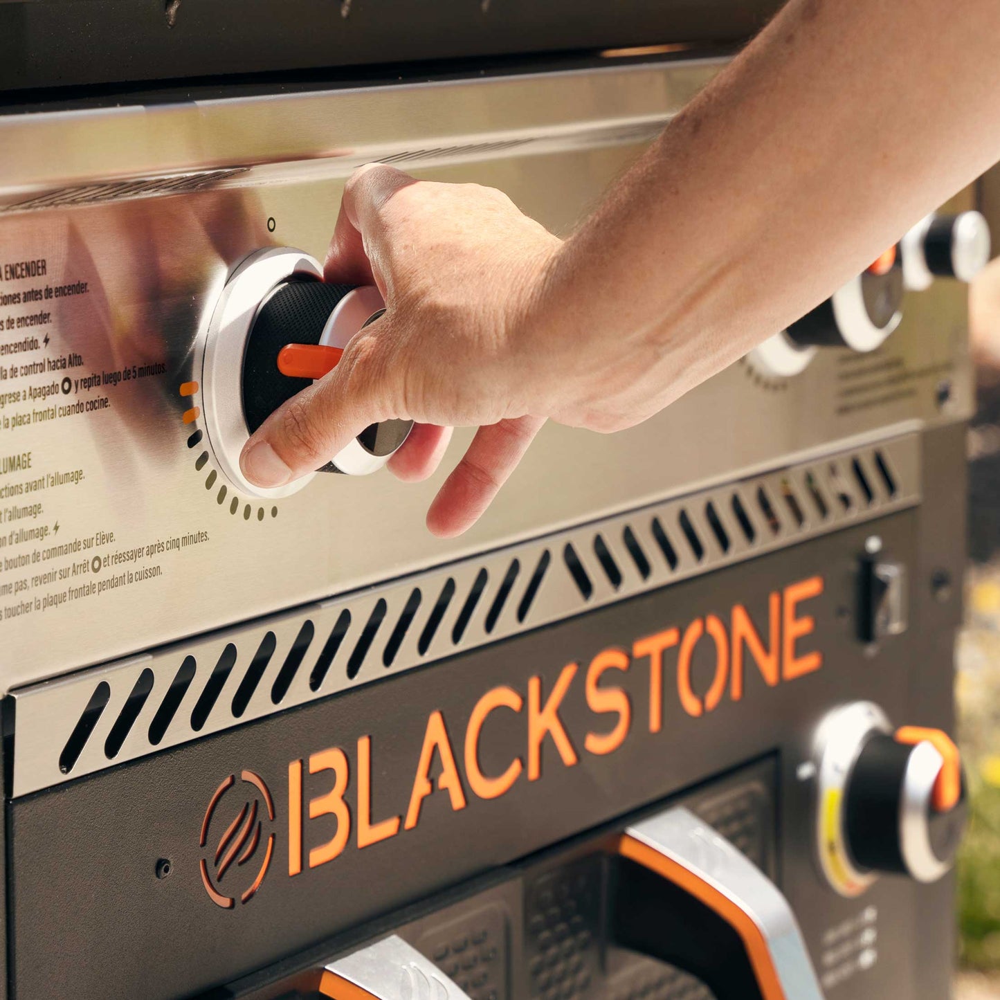 The Foalyard Blackstone 28-inch Gas Griddle Plus AirFryer Combo and Hood - fire controls