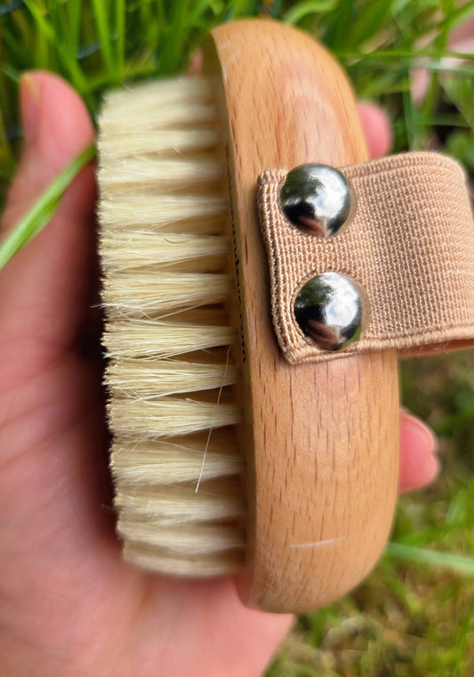 Gentle Flow Dry Brush | Natural Wooden Body Brush for Smooth Skin | Maison Andeve