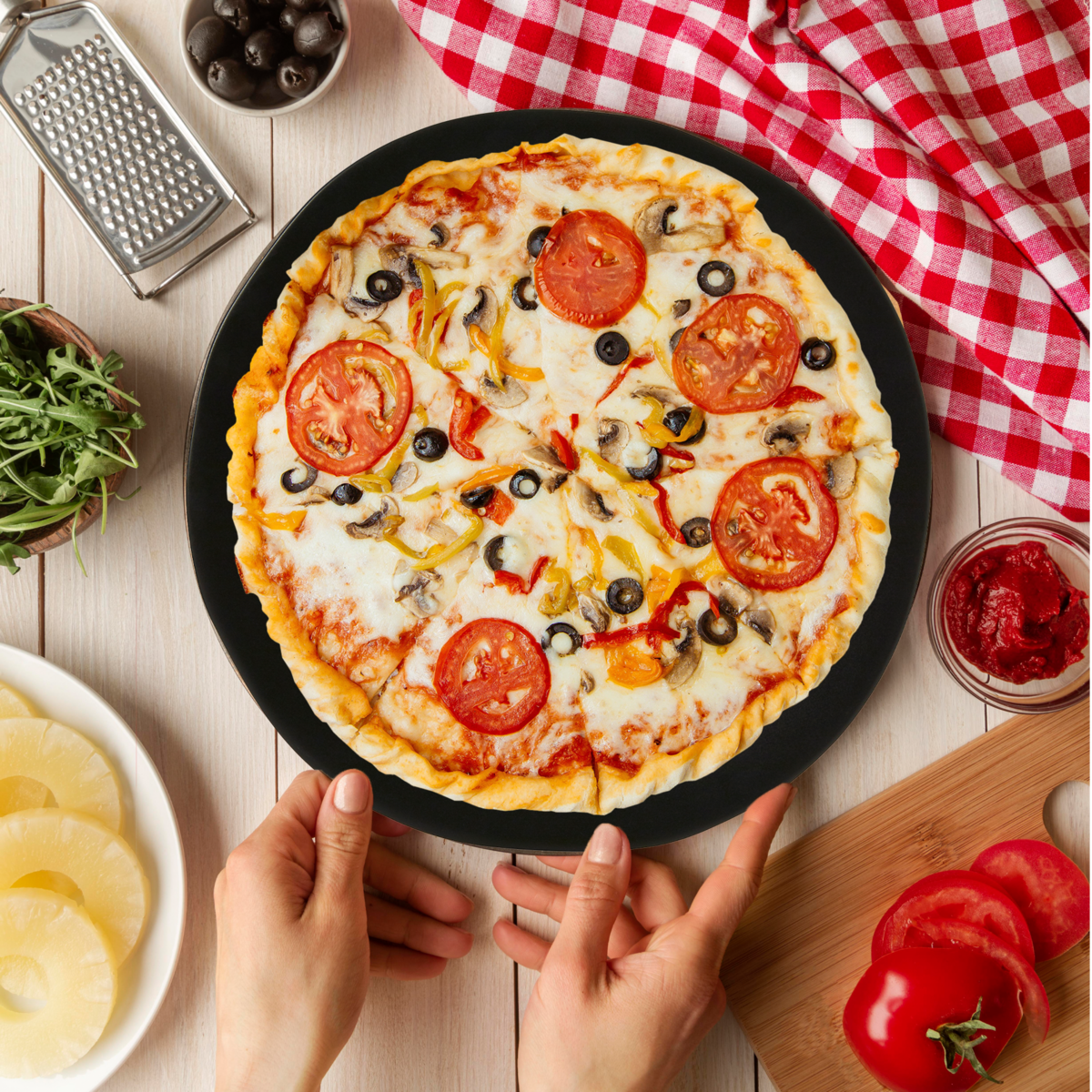 Black Stoneware Pizza Plate | Hygge