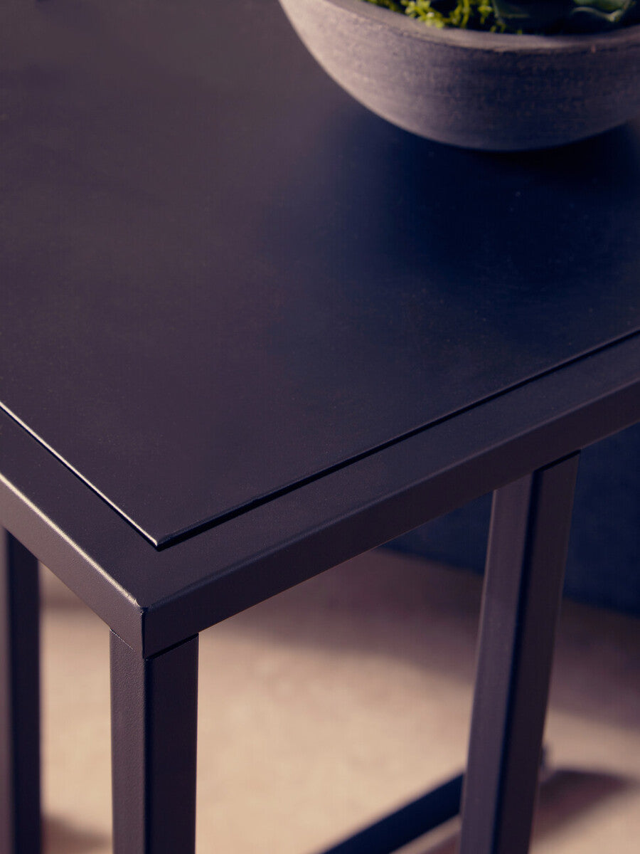 Black Powder Coated Metal Side Table with C-Shaped Design, Acero | Acero