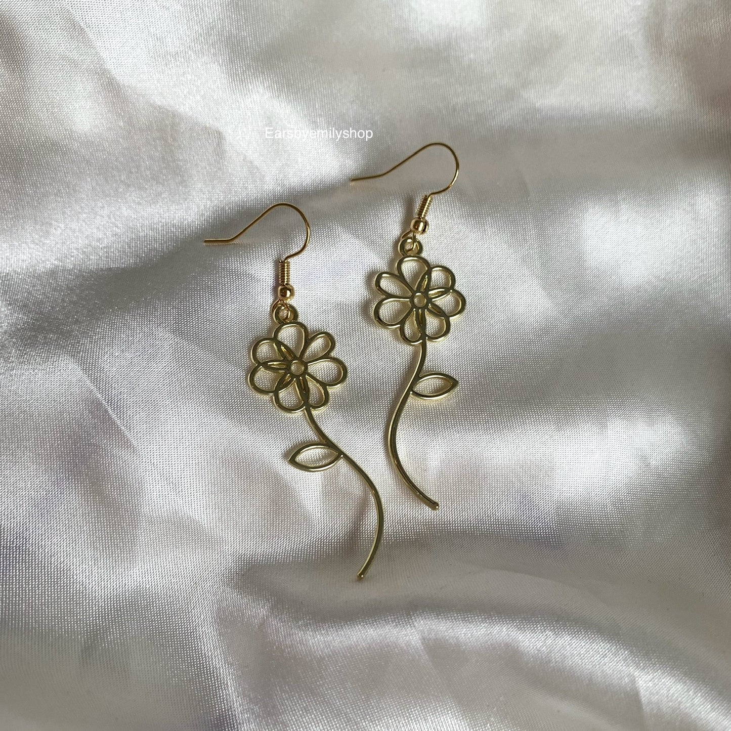Cool minimalistic gold or silver statement dangle gold flower earrings