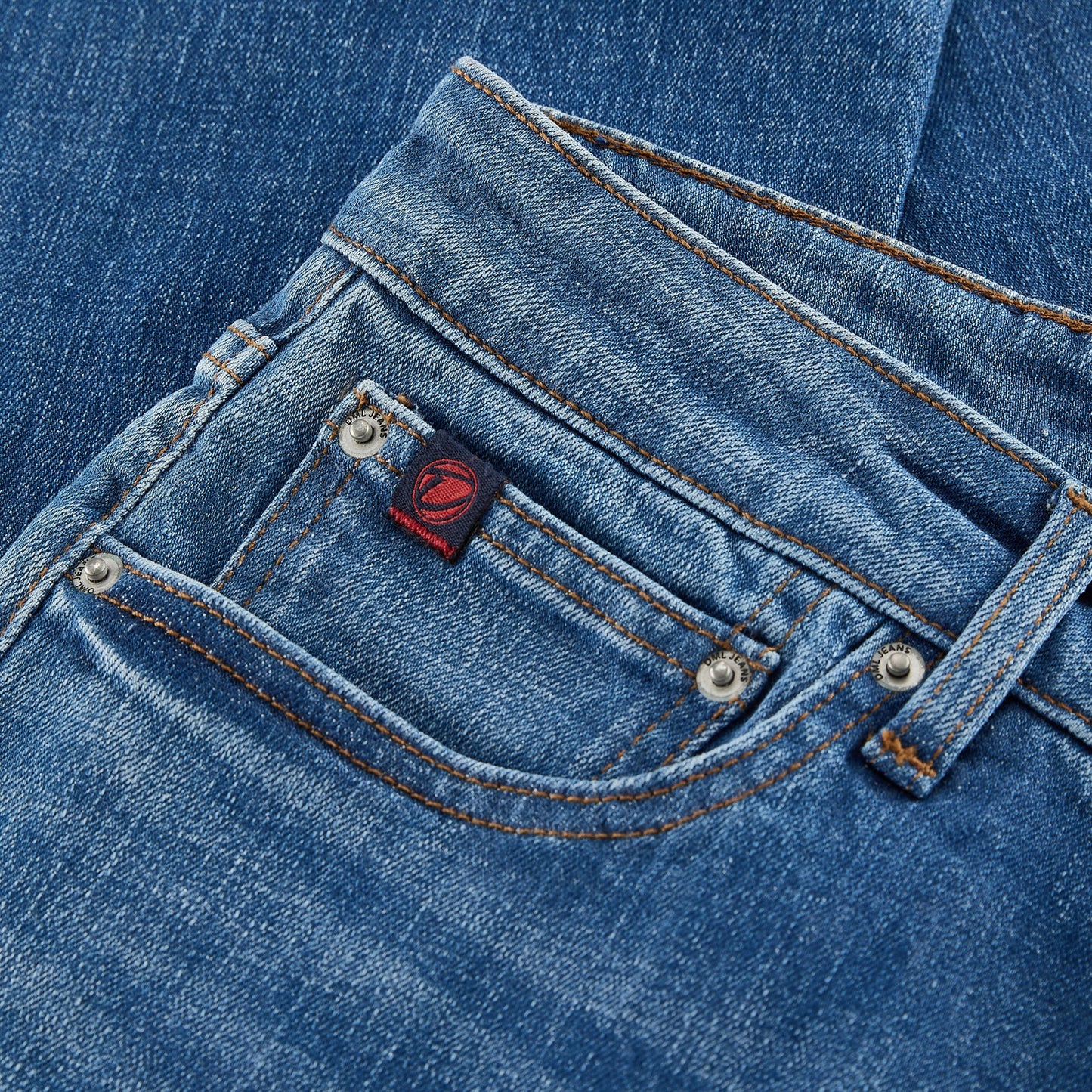 Alaska straight fit Jeans In Mid Blue