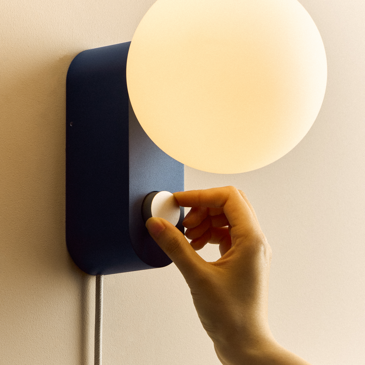 Alumina Multi-Use Lamp in Sapphire