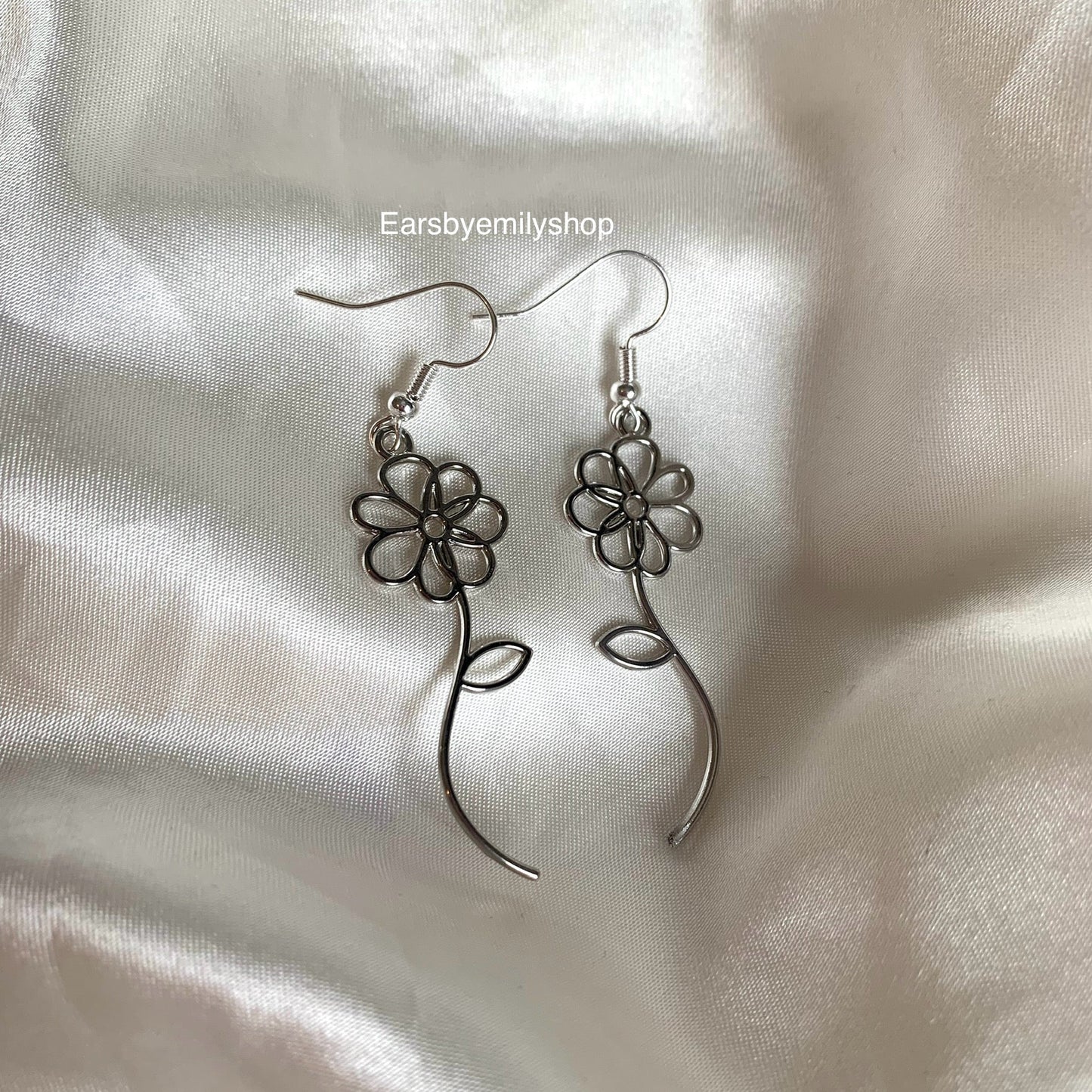 Cool minimalistic gold or silver statement dangle gold flower earrings