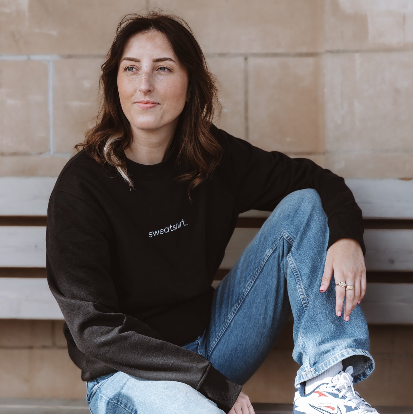 simple. sweatshirt. black.