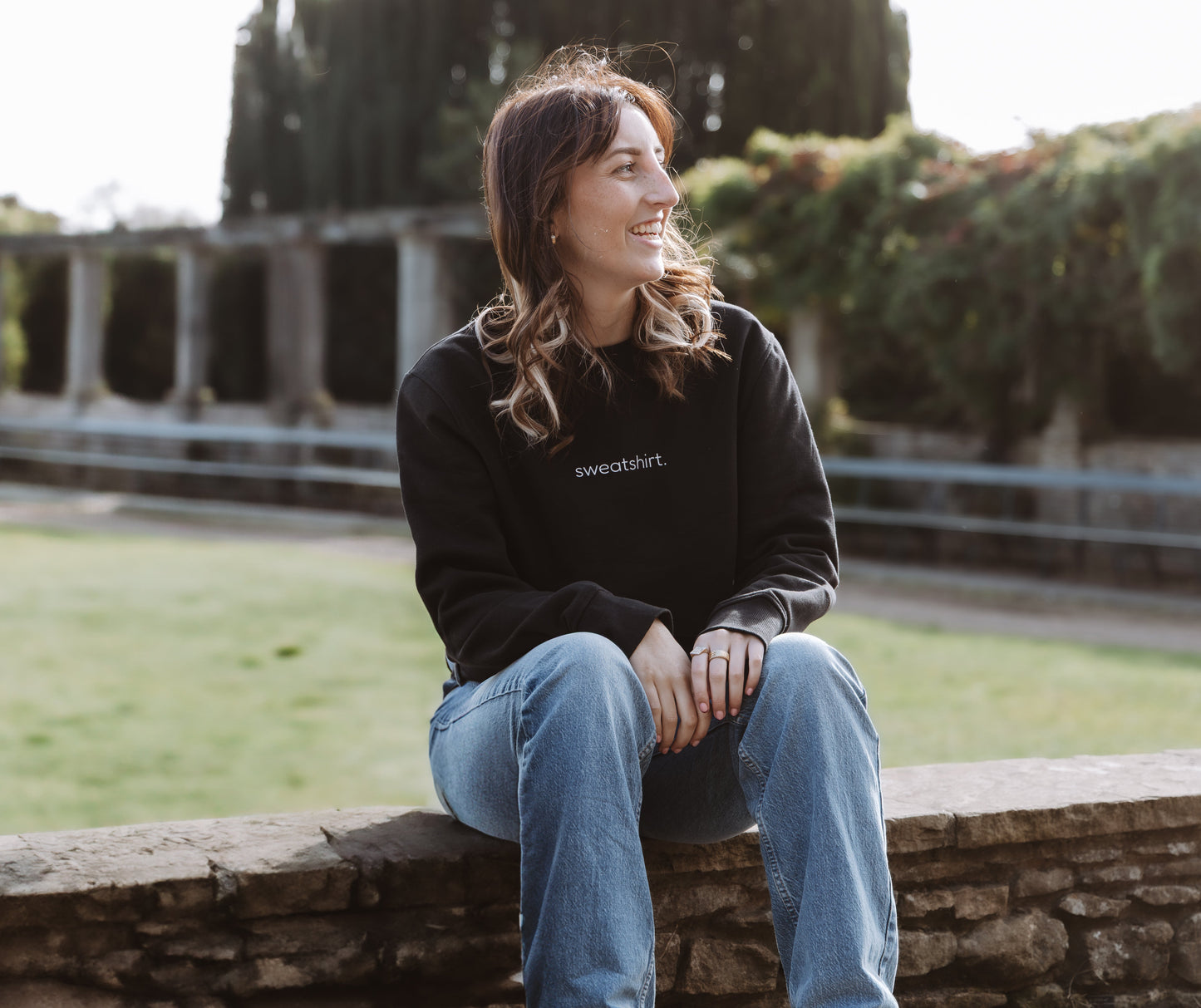 simple. sweatshirt. black.