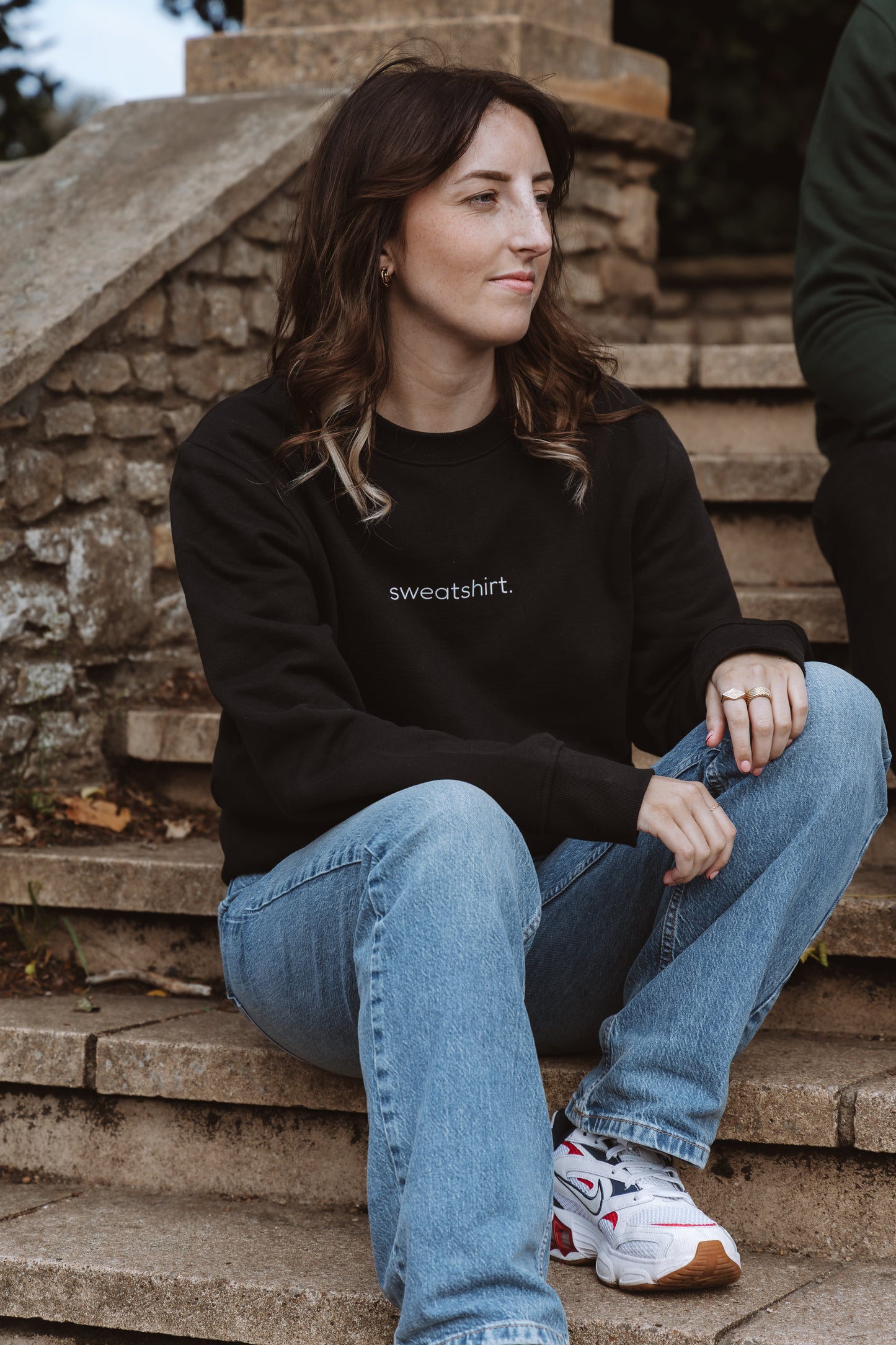 simple. sweatshirt. black.