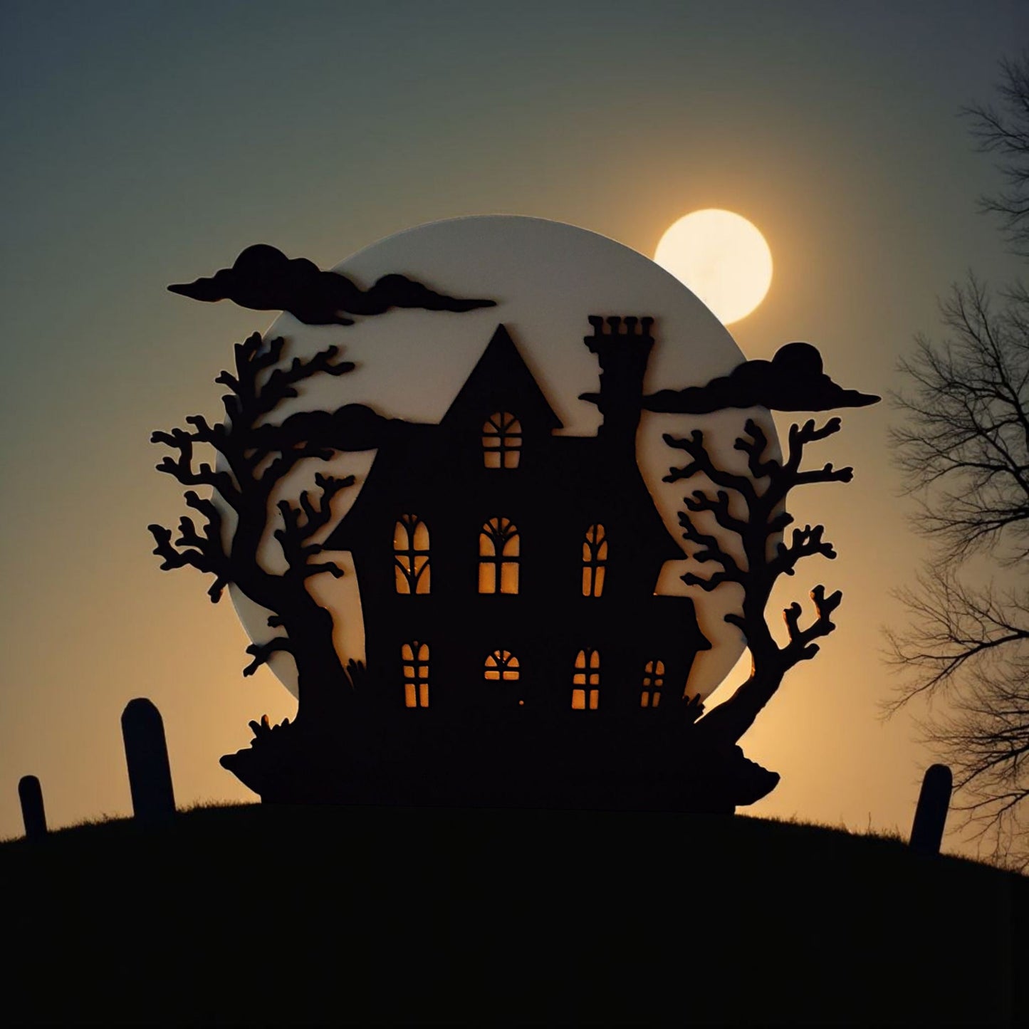 Spooky Halloween Hill House with LED Tealight Holder – Enchanting Light-Up Decoration for Windowsills or Doors