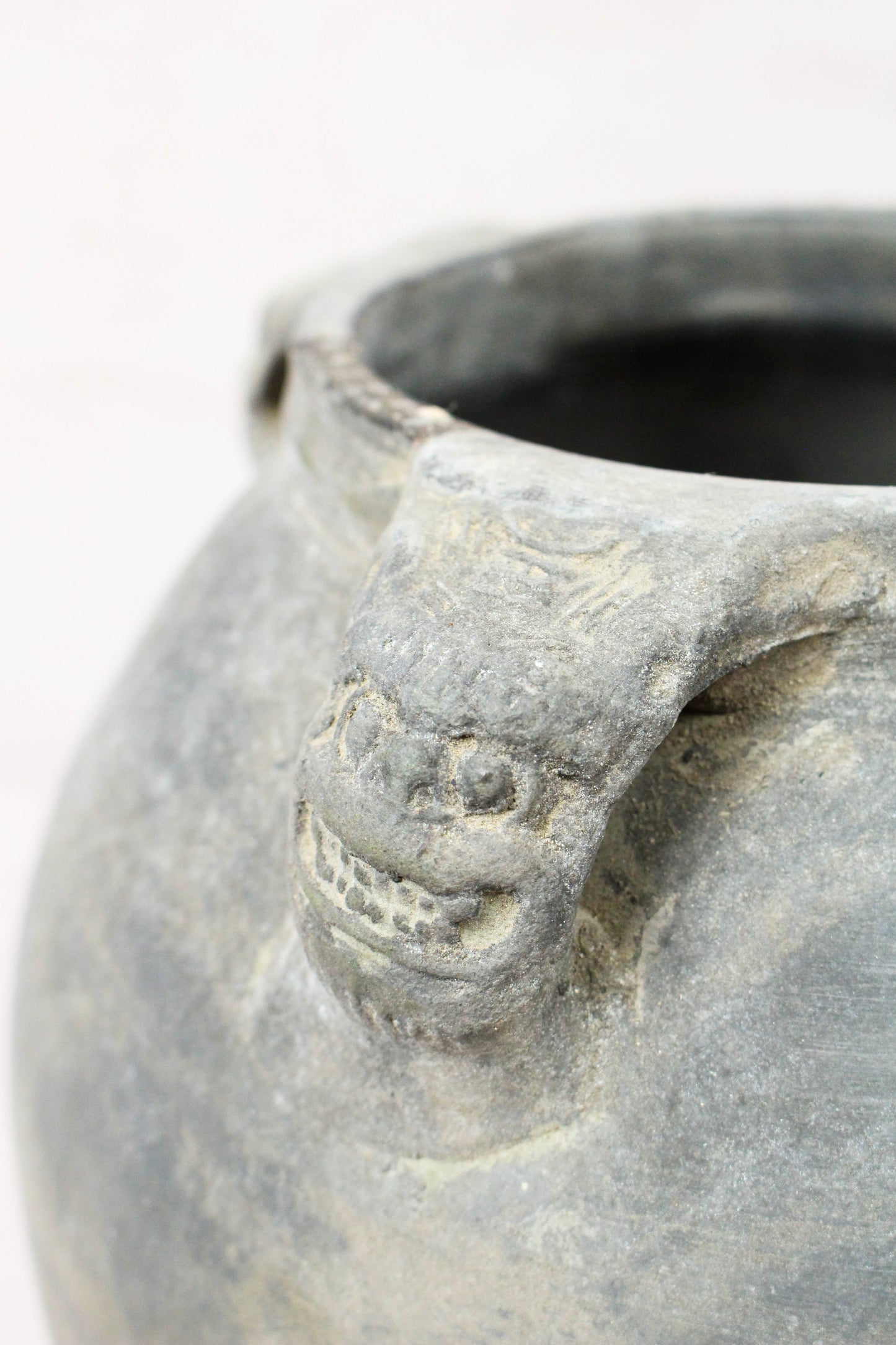 Vintage Lion Ears Dark Pot - DE.39