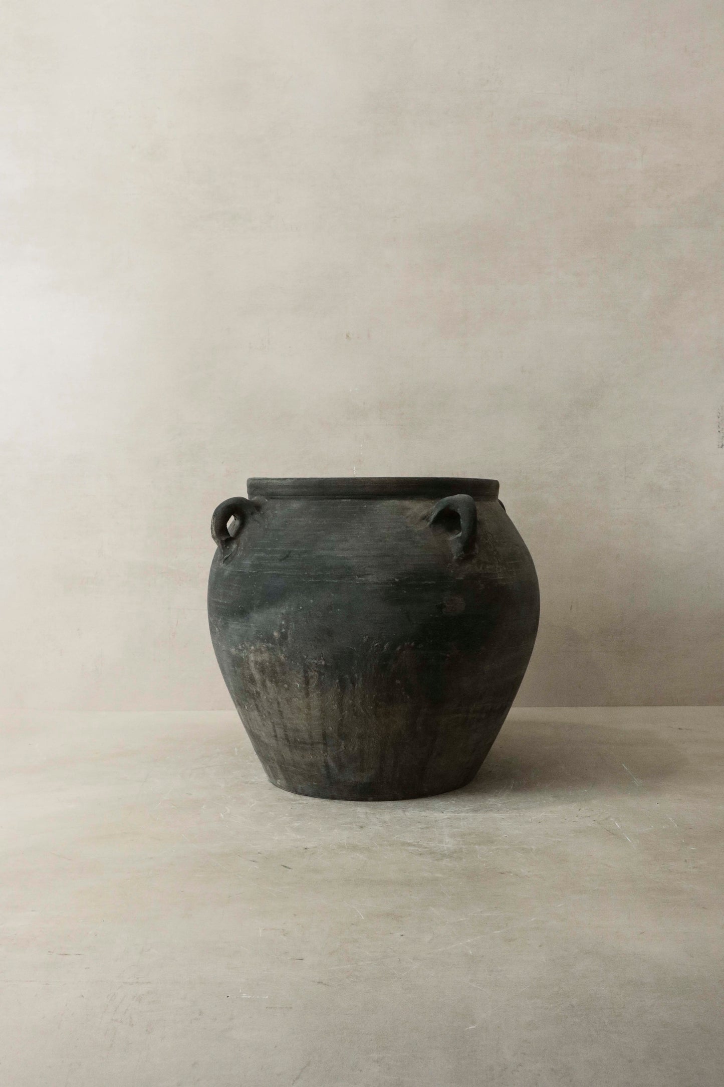 Vintage Dark pot with ears - E4.12