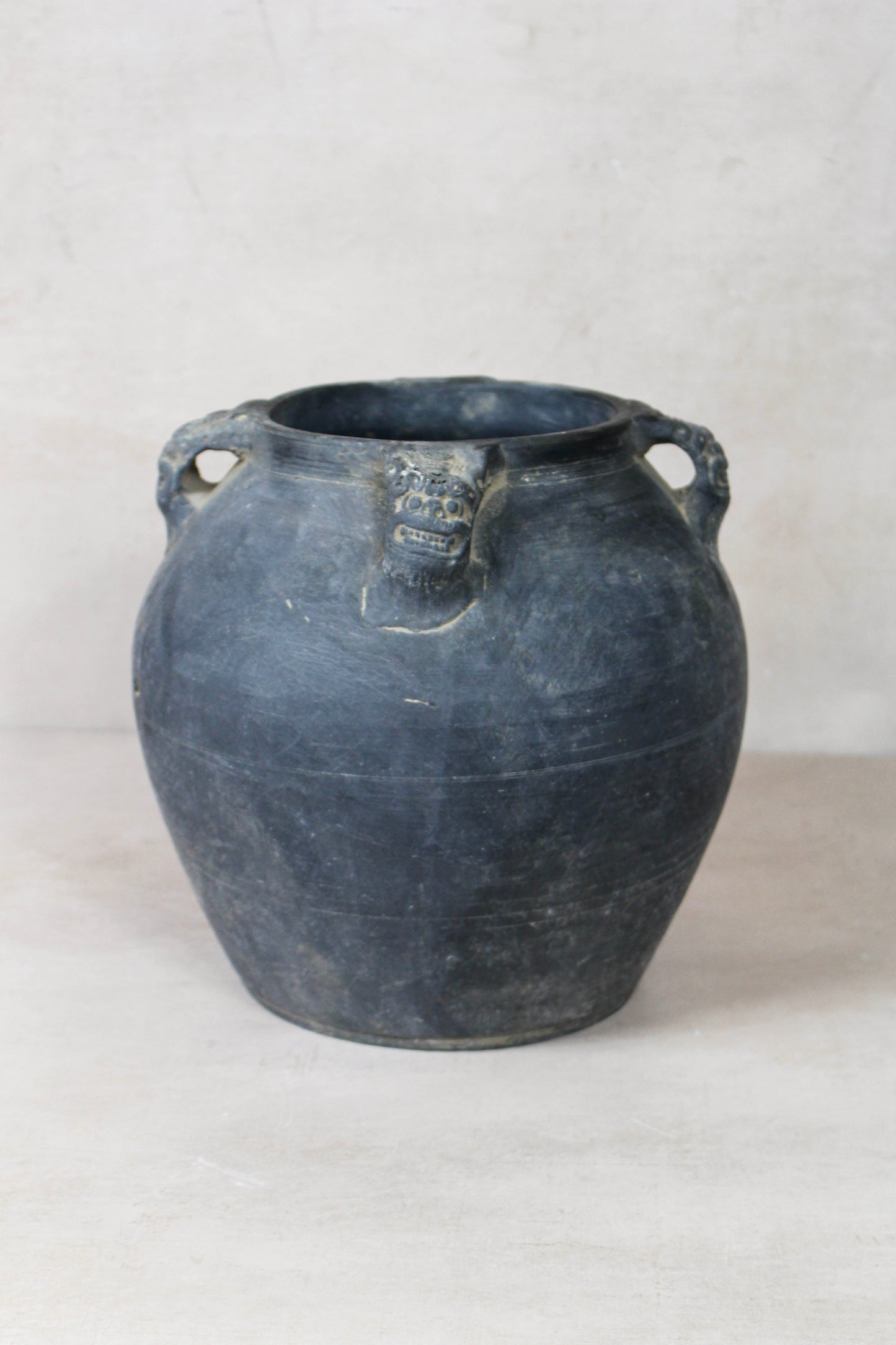 Vintage Lion Ears Dark Pot - DE.15