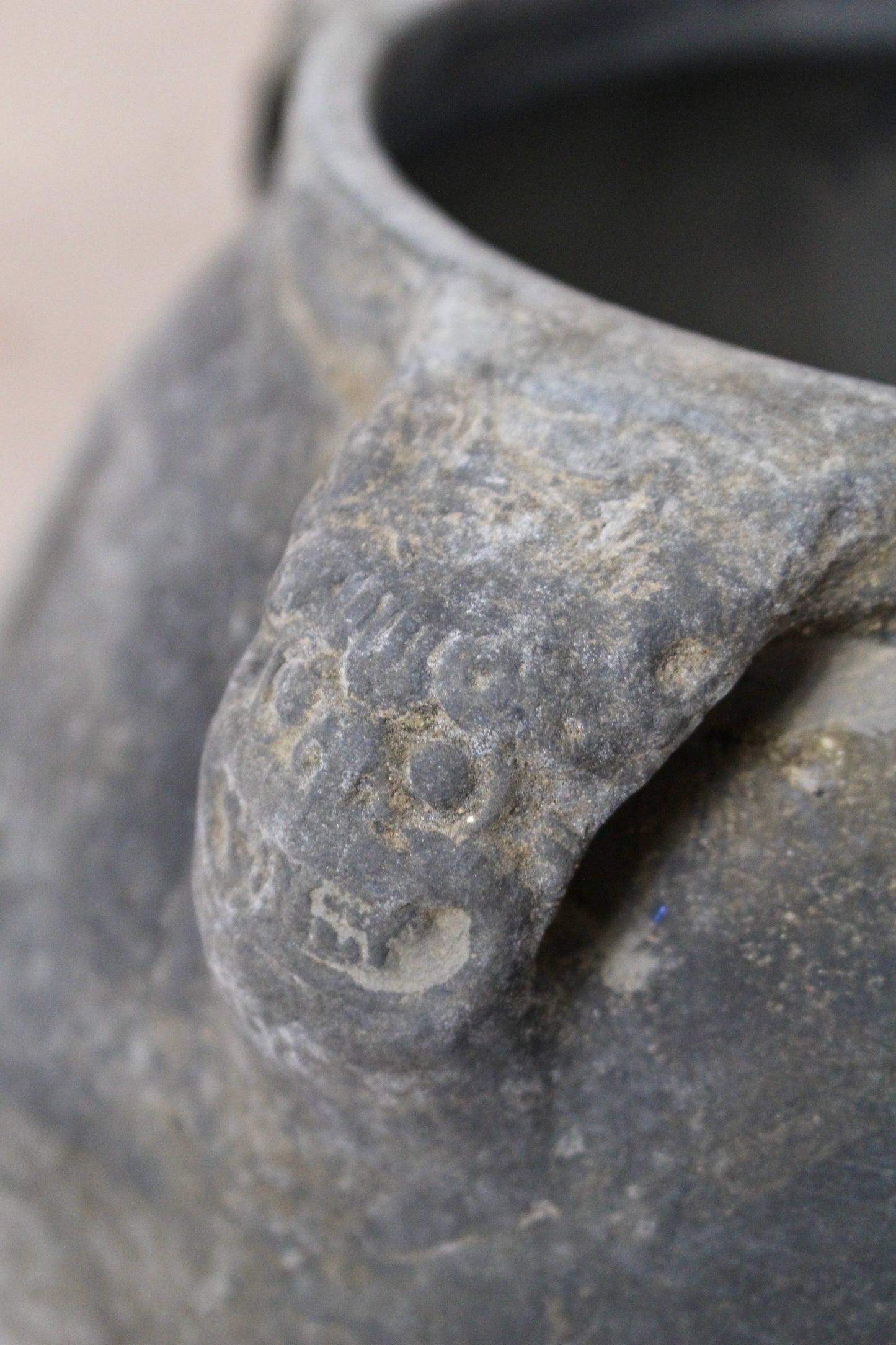 Vintage Lion Ears Dark Pot - DE.16