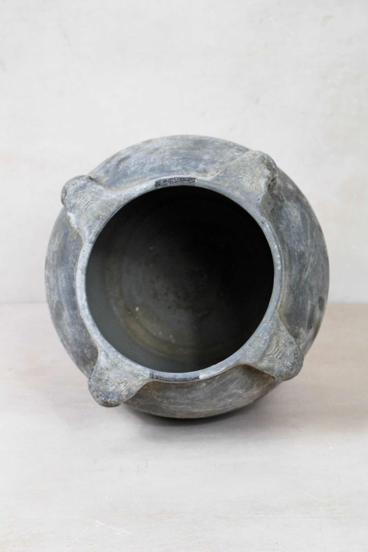 Vintage Lion Ears Dark Pot - DE.16