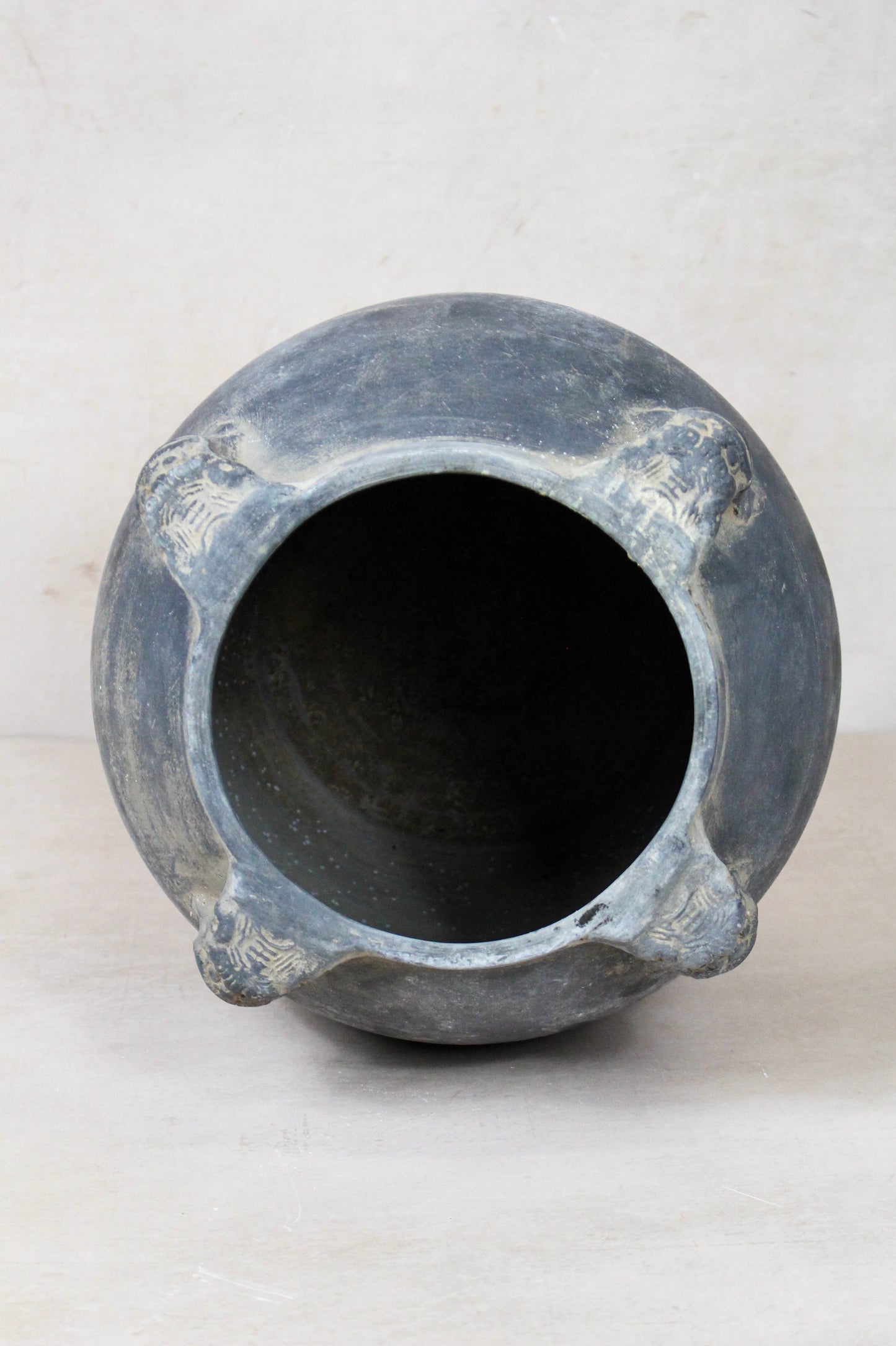 Vintage Lion Ears Dark Pot - DE.17