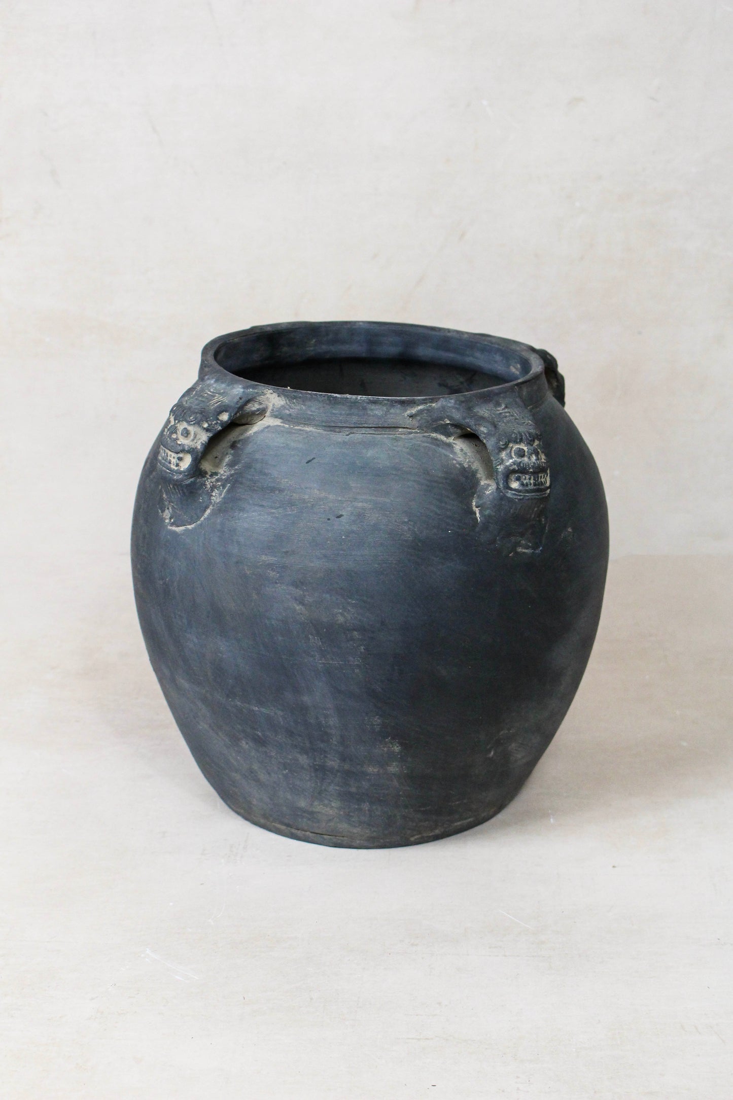 Vintage Lion Ears Dark Pot - DE.20