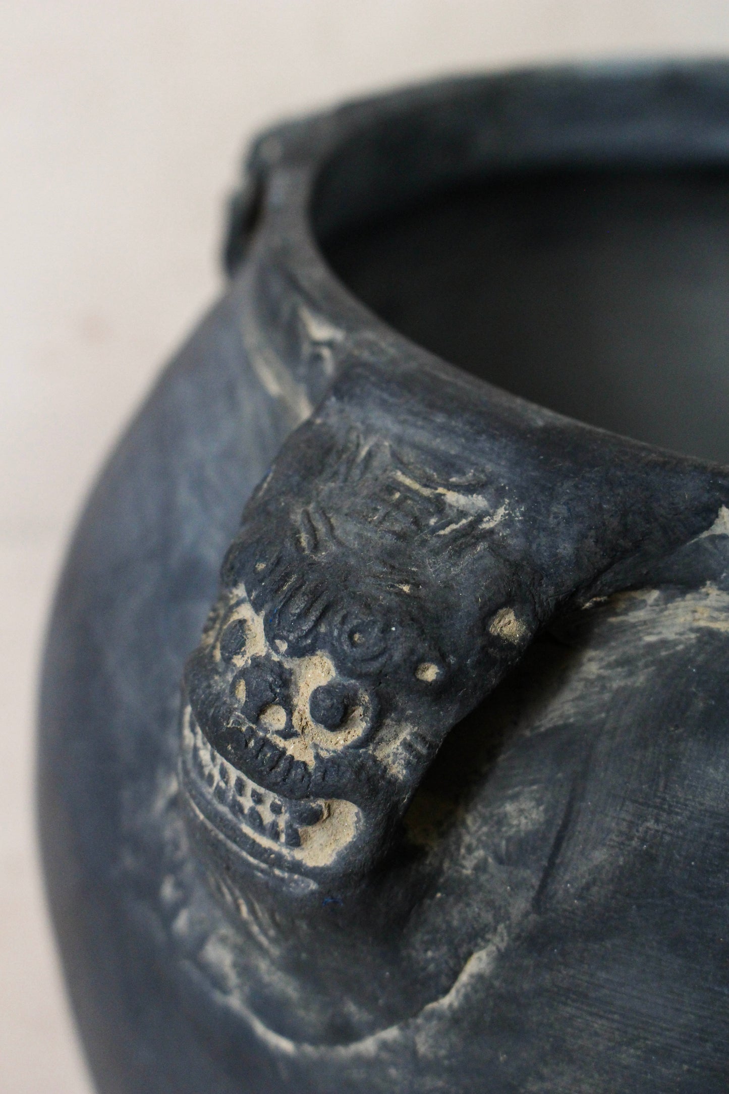 Vintage Lion Ears Dark Pot - DE.20