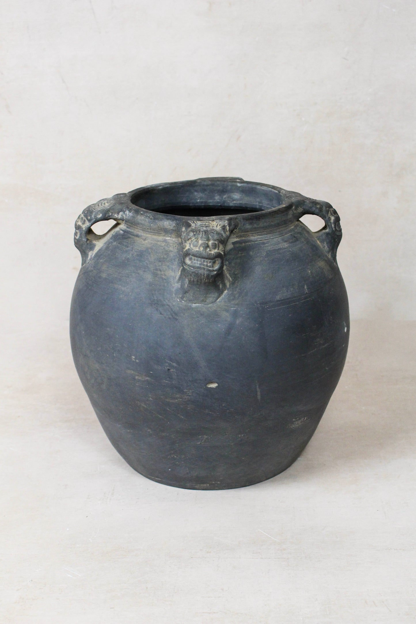 Vintage Lion Ears Dark Pot - DE.21