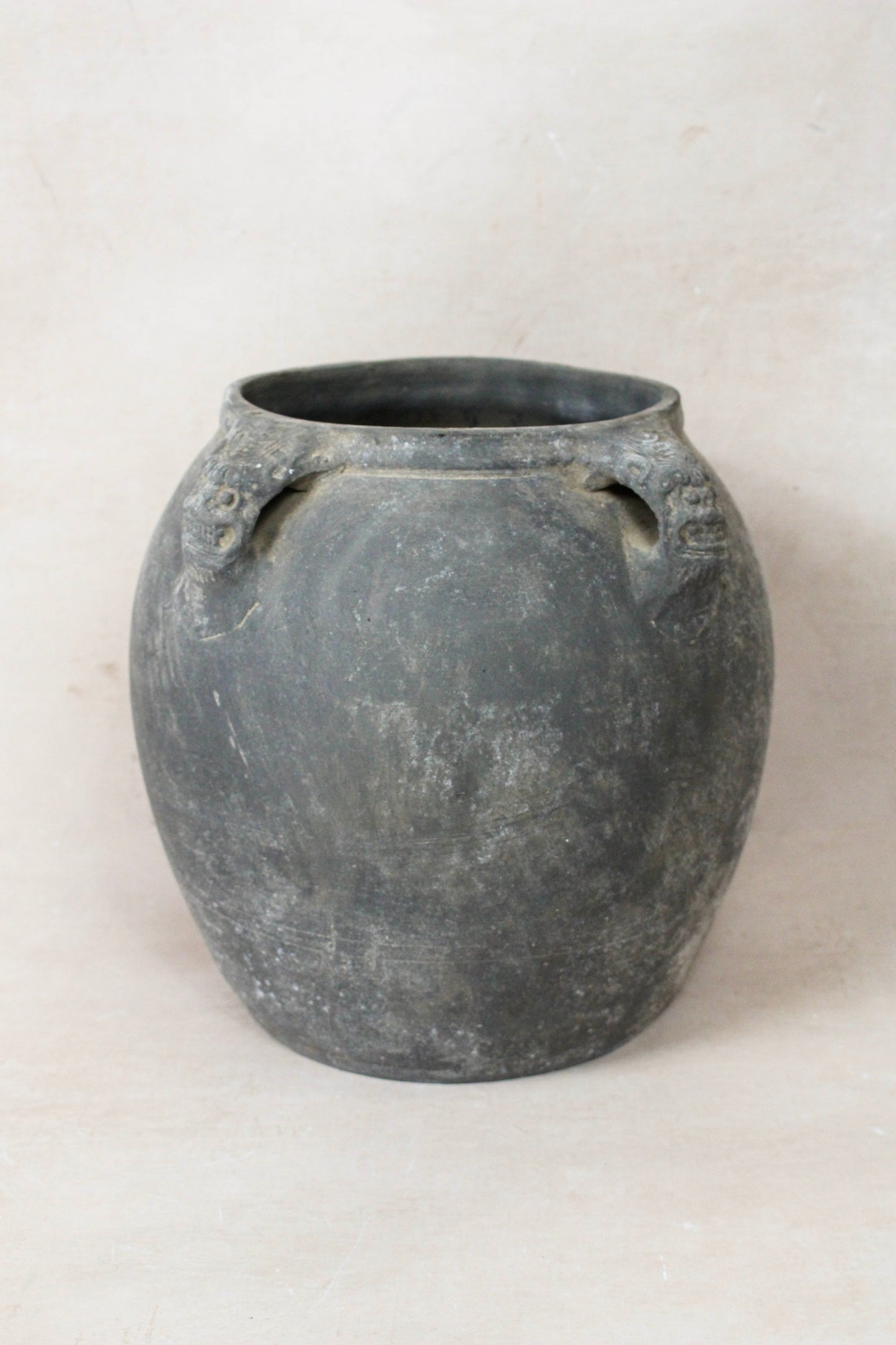Vintage Lion Ears Dark Pot - DE.33