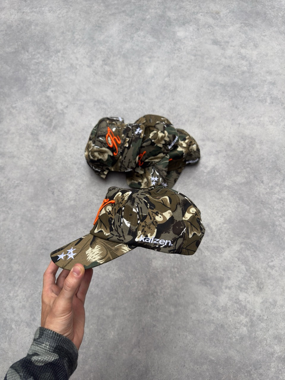 CAMO SCRIPT HAT