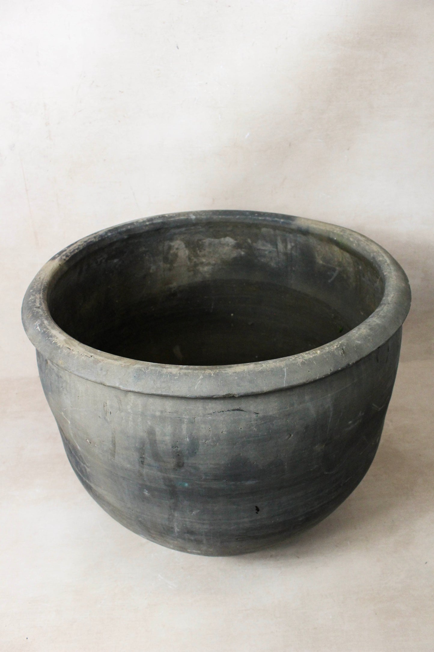 Vintage Dark Pot - L021