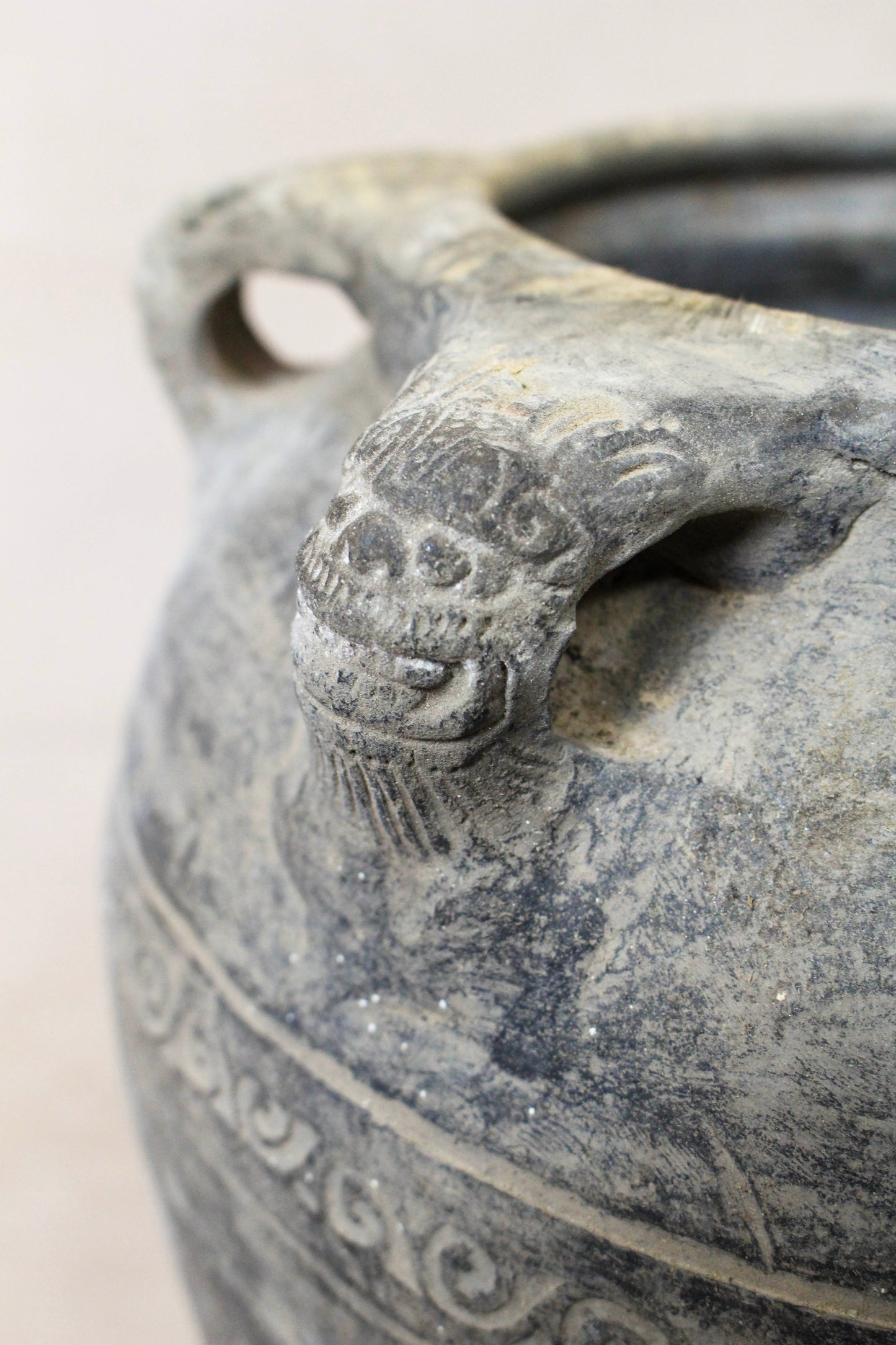 Vintage Lion Ears Dark Pot - DE.35