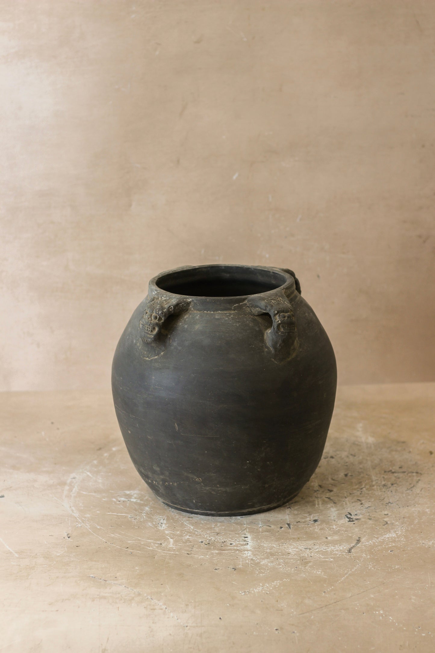 Vintage Lion Ears Dark Pot - De4.10