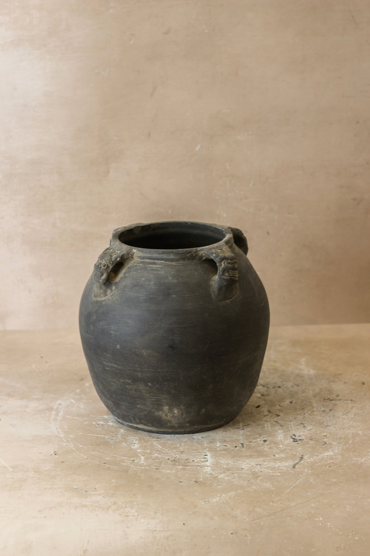 Vintage Lion Ears Dark Pot - De4.10