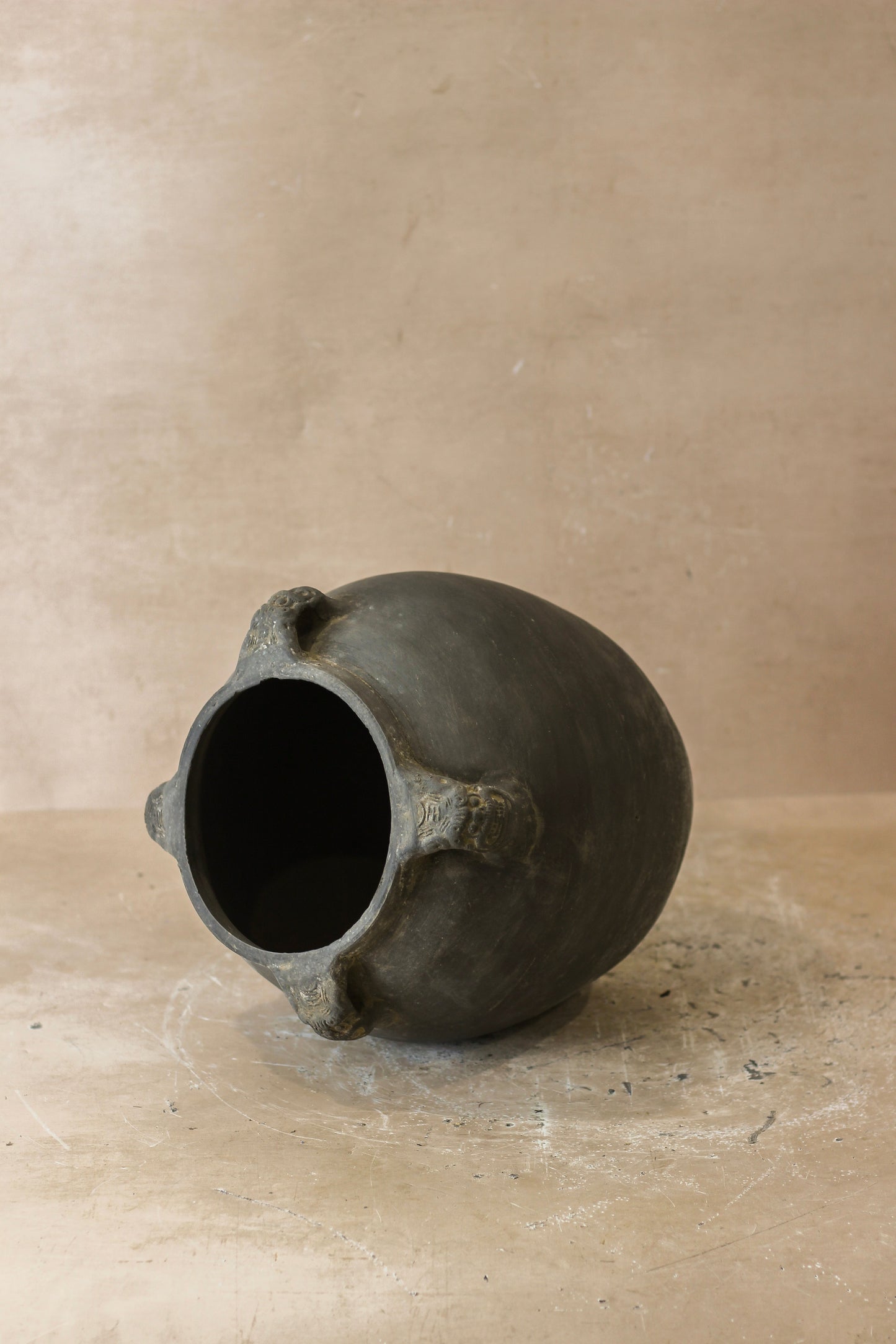 Vintage Lion Ears Dark Pot - De4.10