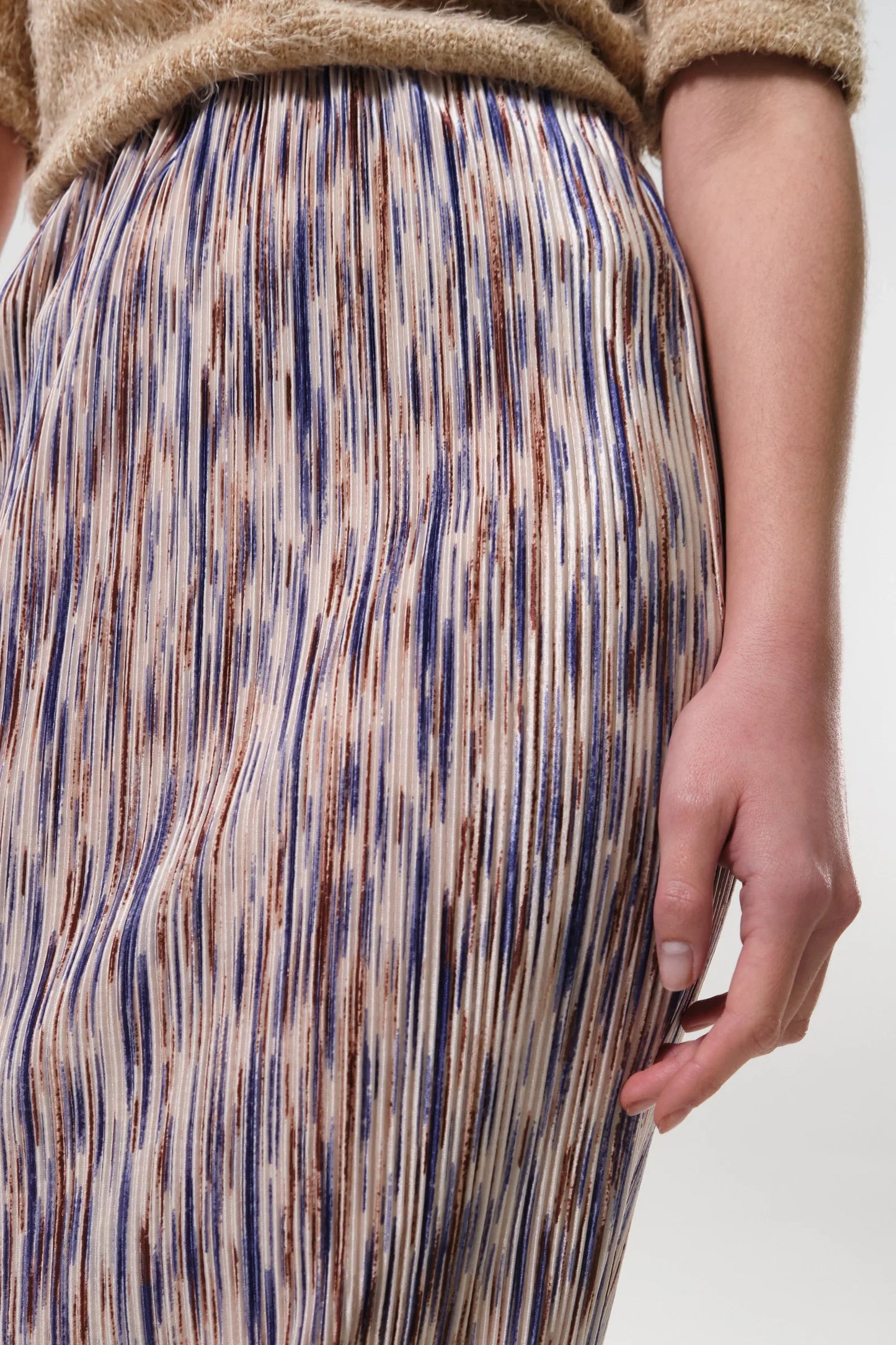 Maylis Line Print Pleat Mid Skirt