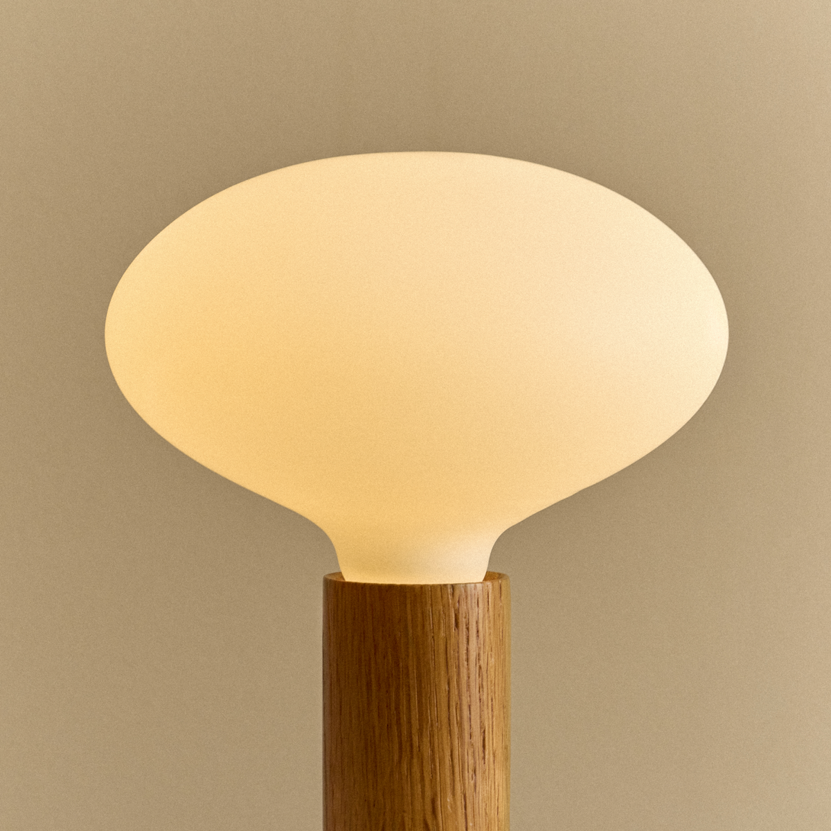 Knuckle Table Lamp in Oak + Oval Dim to Warm