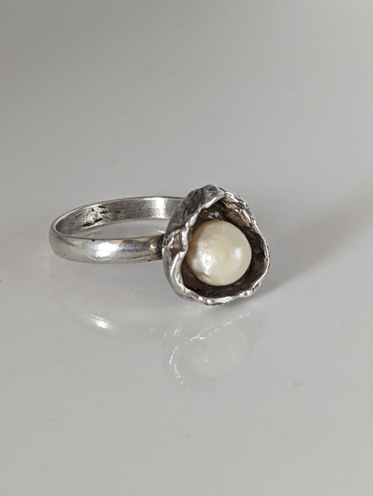 Silver Steed Pearl in a Flower Silver Ring