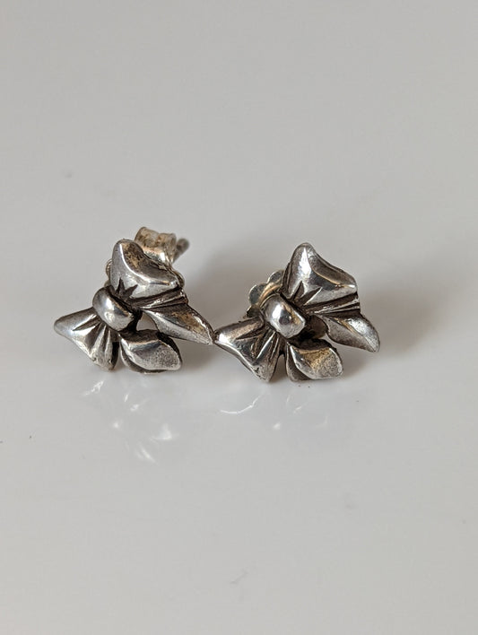 Silver Steed Detailed Bow Stud Earrings