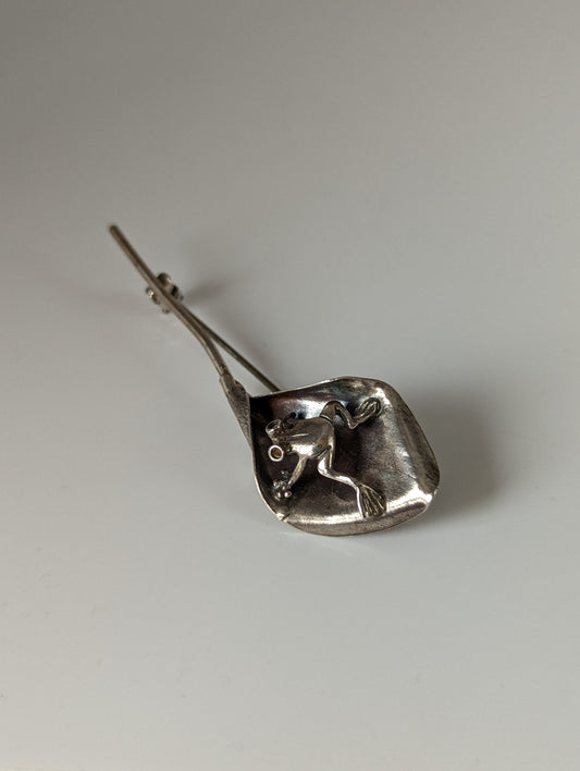 Silver Steed Leaf Frog Silver Brooch