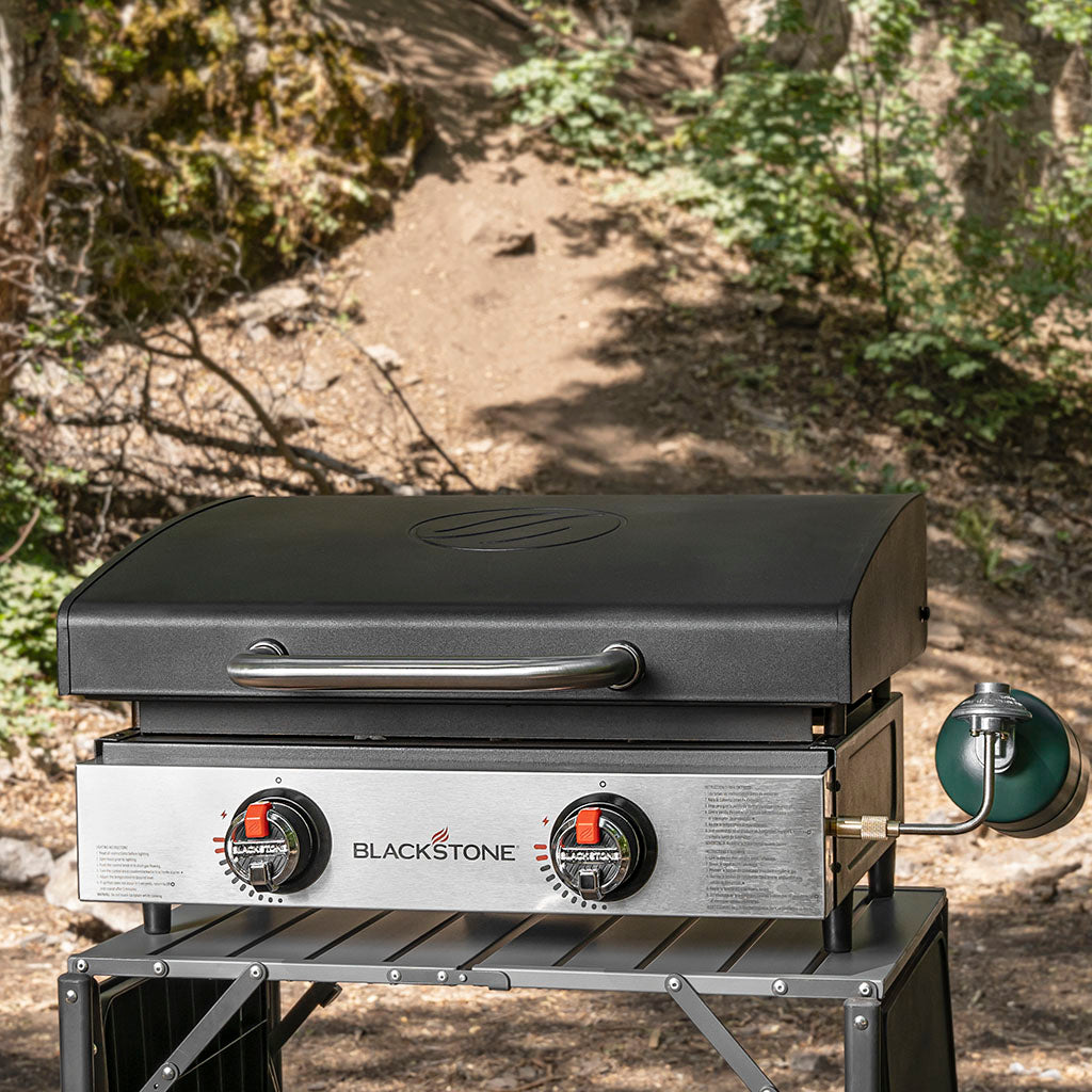 TheFoalyard Blackstone Original 22-inch Tabletop Griddle with Hood - closed