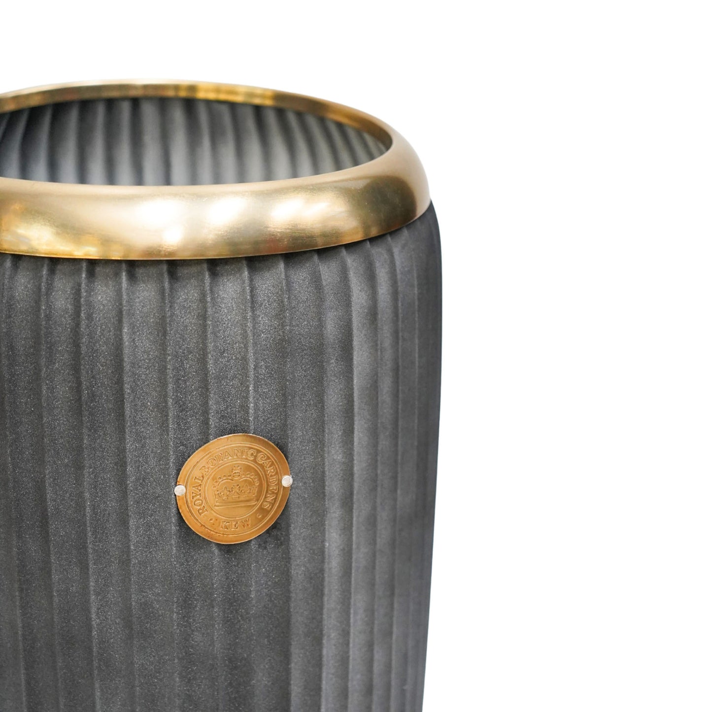 TheFoalyard Ivyline Kew Royal Botanic Gardens Round Antique Lead Richmond Planter close up