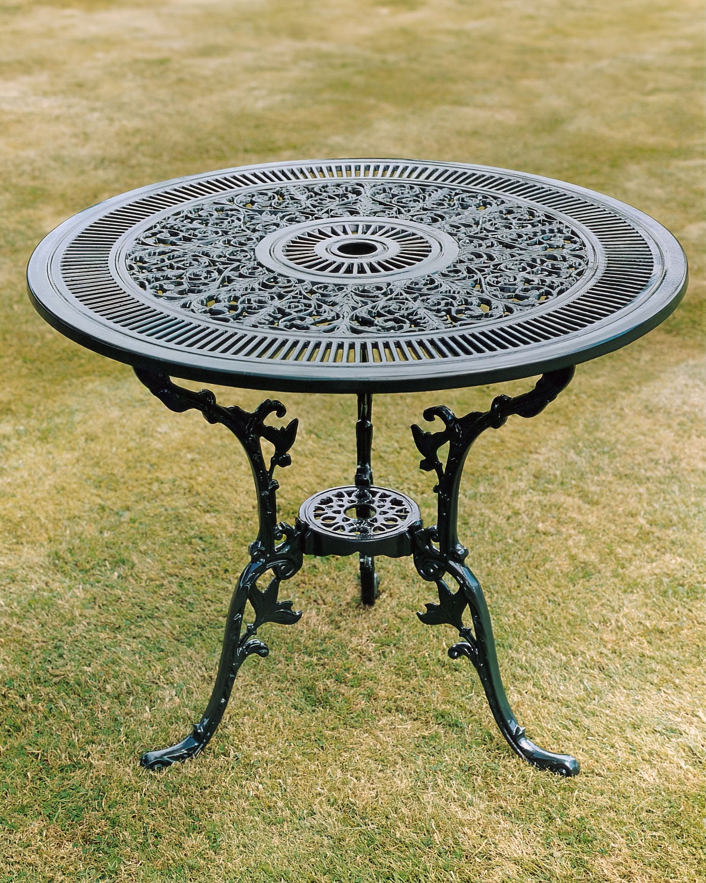 The Foalyard Jardine Leisure Aluminium Coalbrookdale Round 81cm Table Garden Green