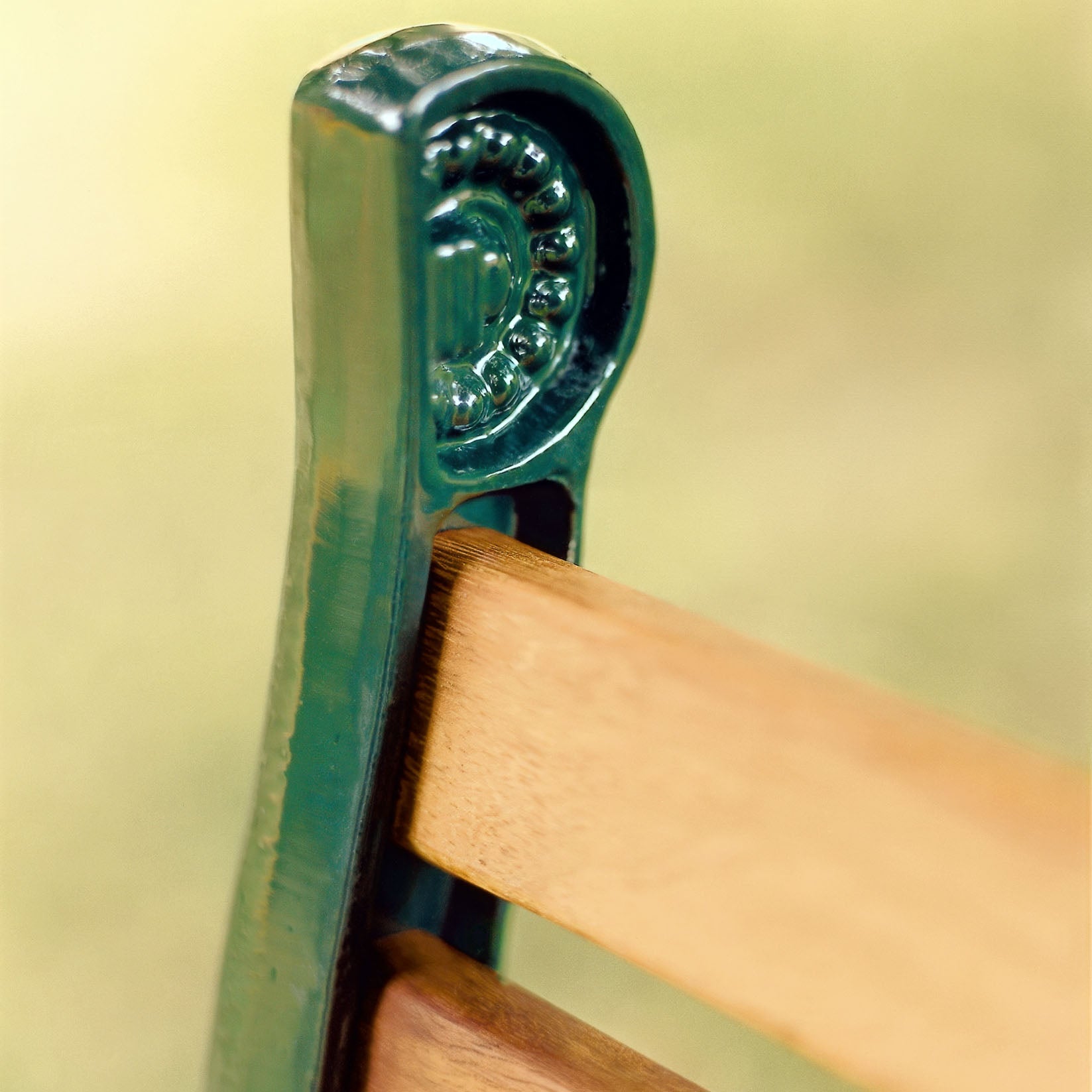 The Foalyard Jardine Leisure Aluminium Edwardian Bench detail