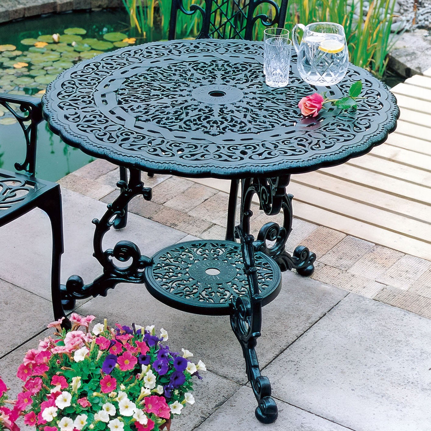 The Foalyard Jardine Leisure Aluminium Victorian Round 94cm Table Garden Patio Green
