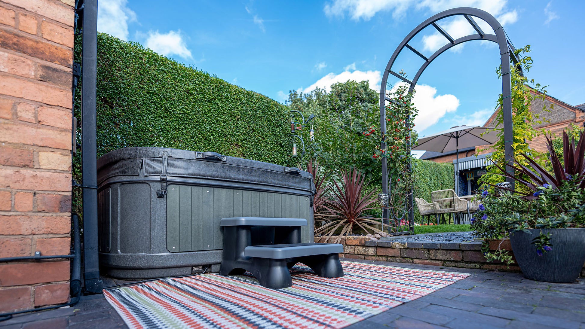 TheFoalyard RotoSpa DuraSpa S380 hot tub Granite Grey with Dark Grey panels 5 6 persons - cover